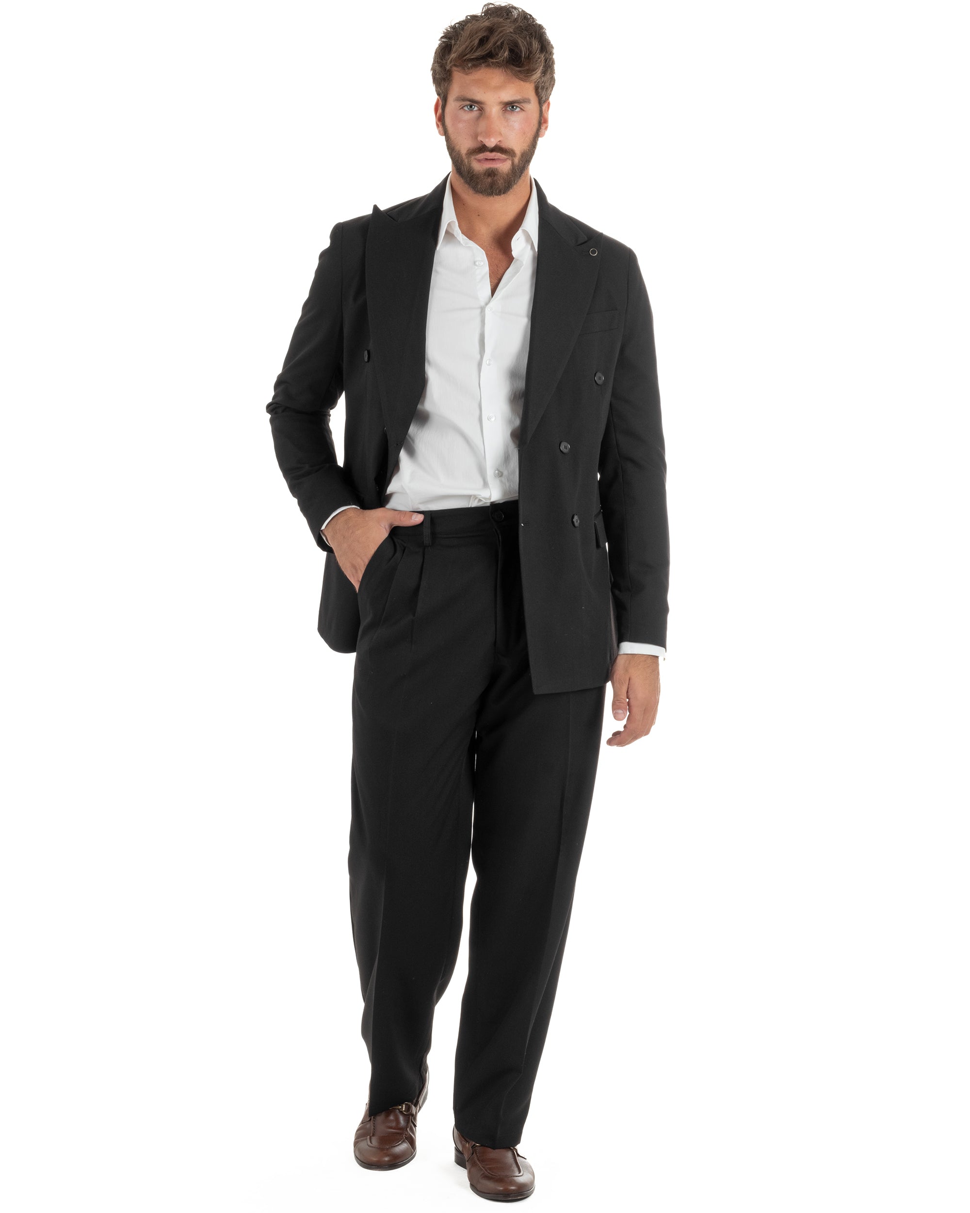 Vista frontale abito uomo nero doppiopetto giacca pantaloni baggy pinces cerimonia sartoriale