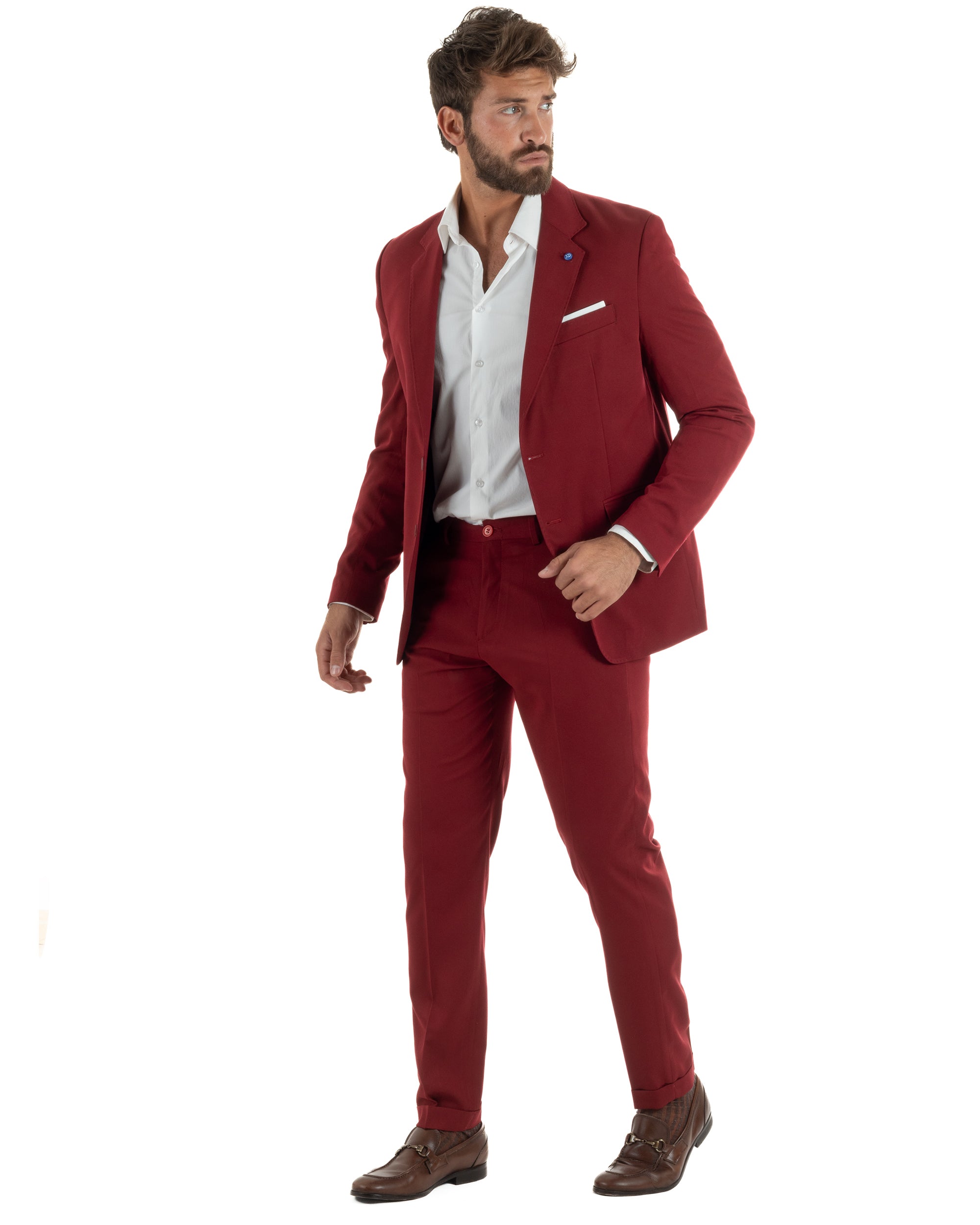 Vista frontale abito uomo bordeaux monopetto slim fit giacca pantaloni risvolto cucito sartoriale