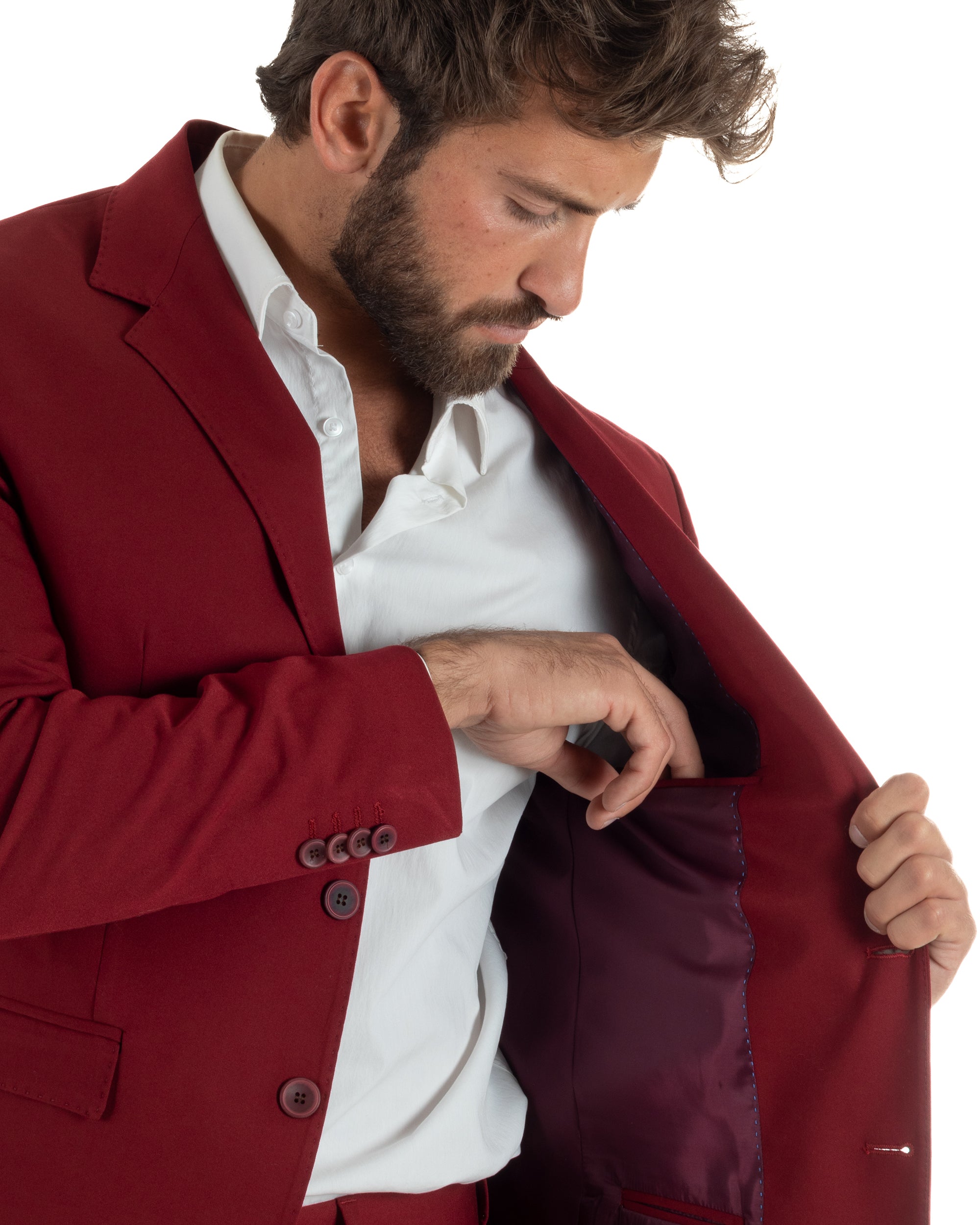 Vista 3/4 abito uomo bordeaux monopetto sartoriale slim fit giacca pantaloni cerimonia evento
