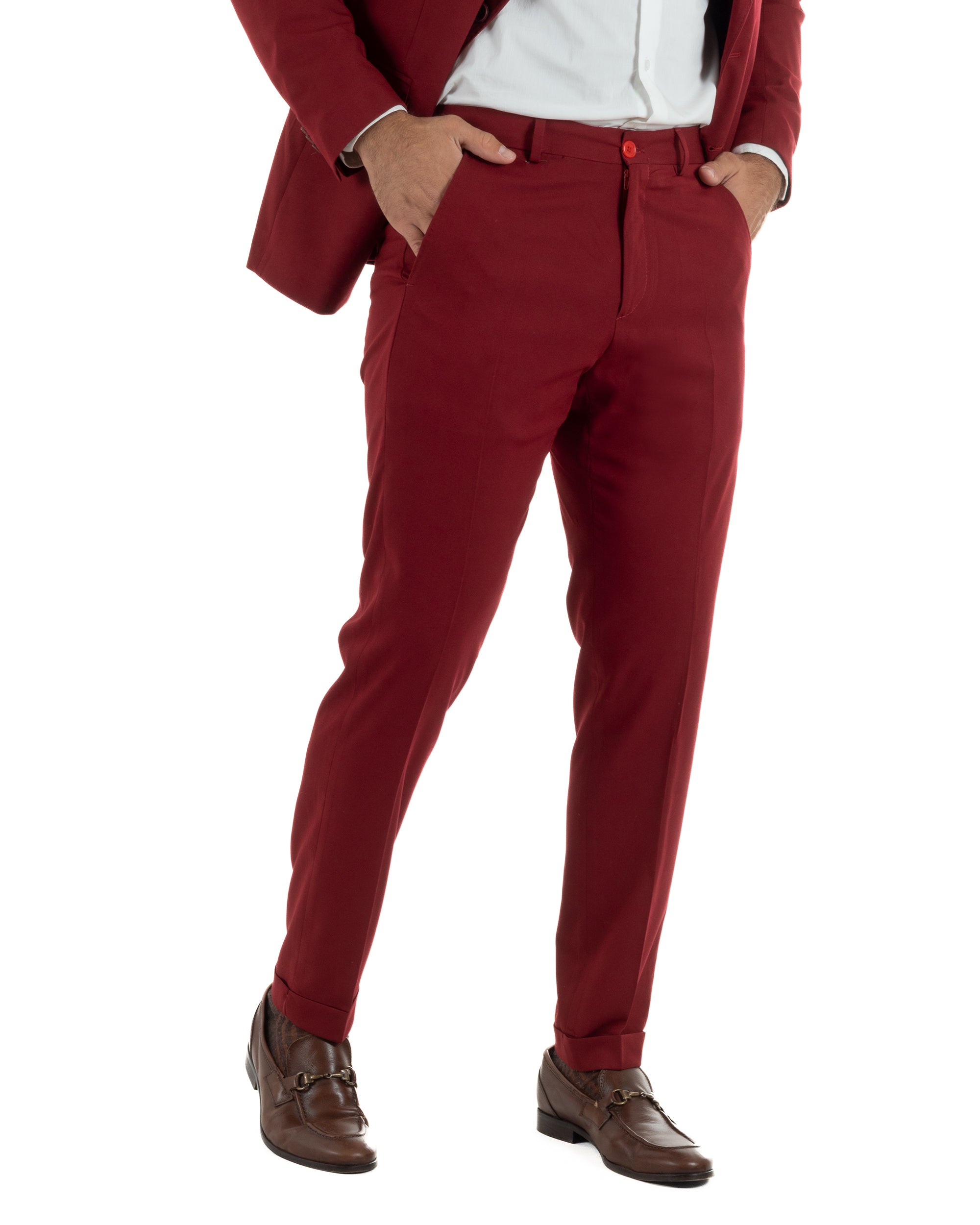 Dettaglio pantaloni slim fit bordeaux uomo tasche filetto retro risvolto cucito fondo sartoriale
