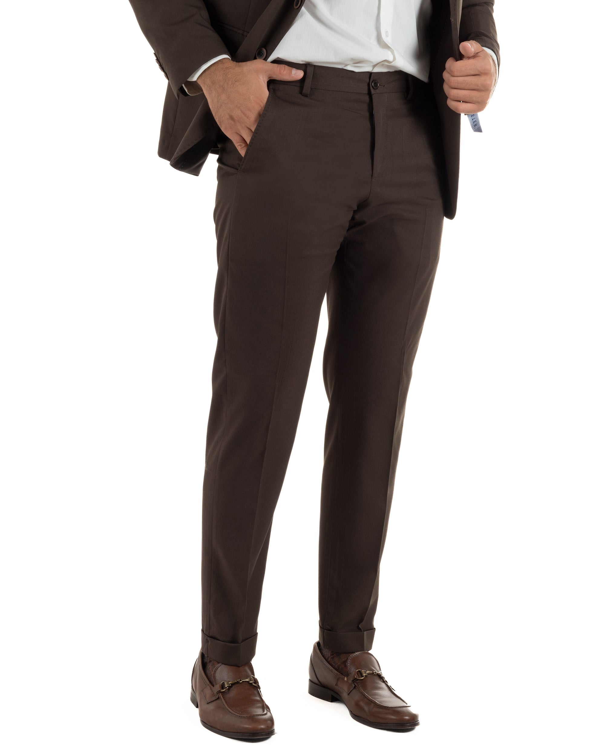 Dettaglio pantaloni slim fit marrone uomo tasche filetto retro risvolto cucito fondo sartoriale