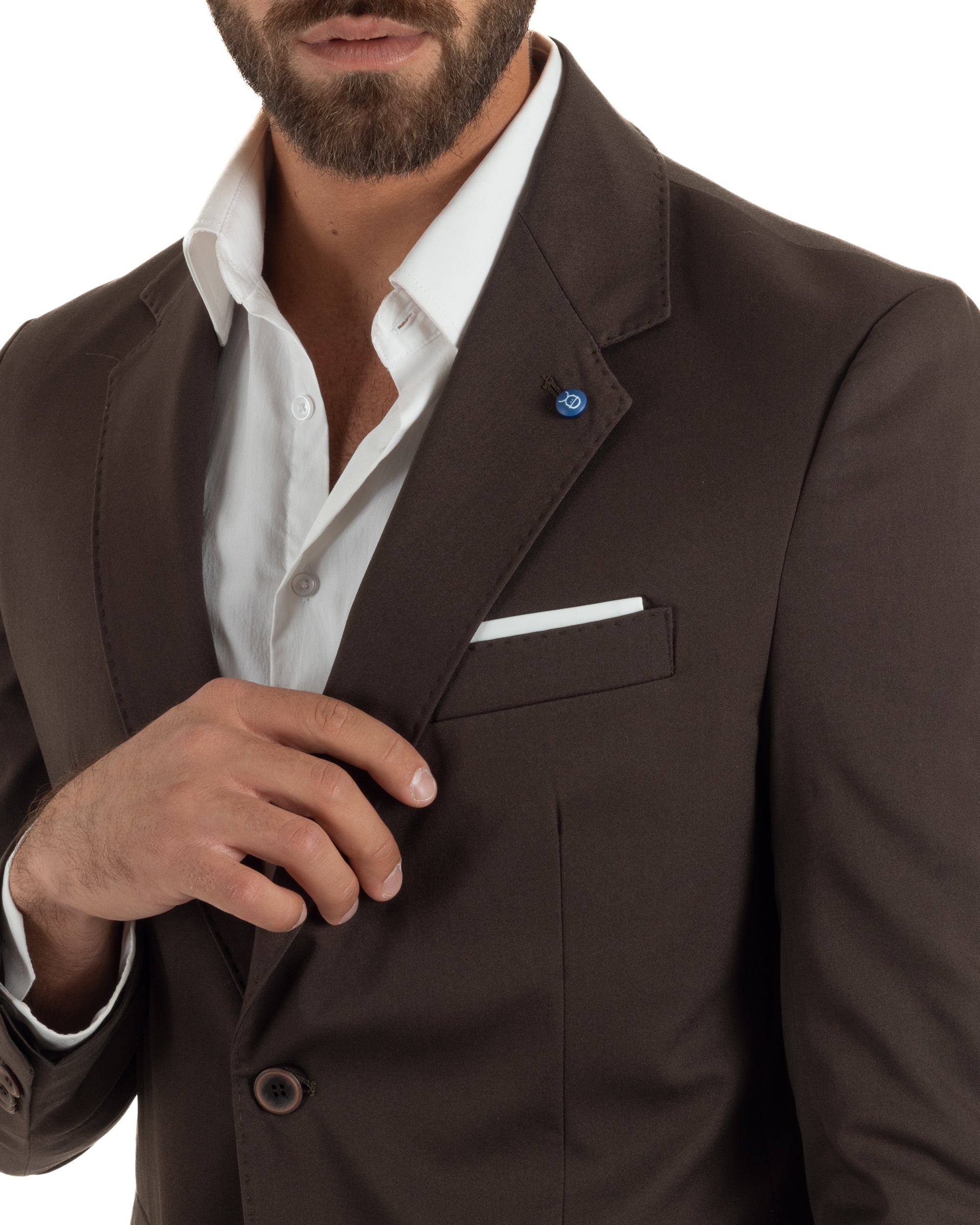 Dettaglio giacca monopetto marrone uomo rever classico due bottoni taschino petto tasche patta