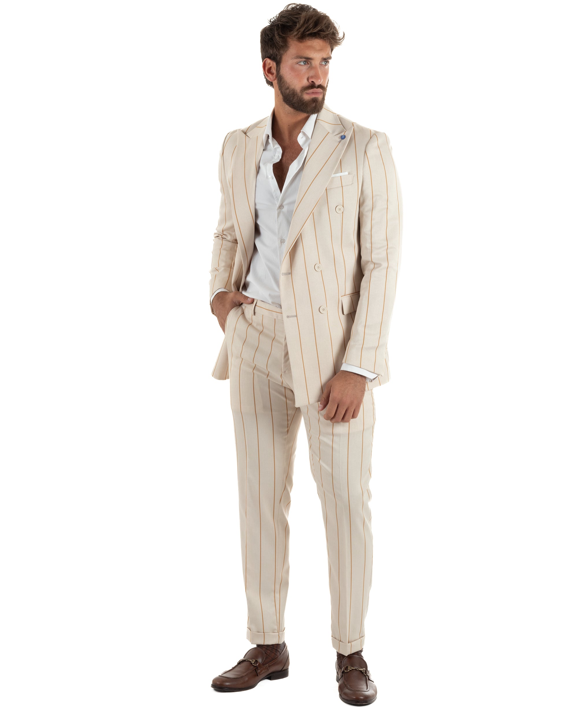 Vista frontale abito uomo beige doppiopetto gessato giacca rever lancia pantaloni risvolto cucito