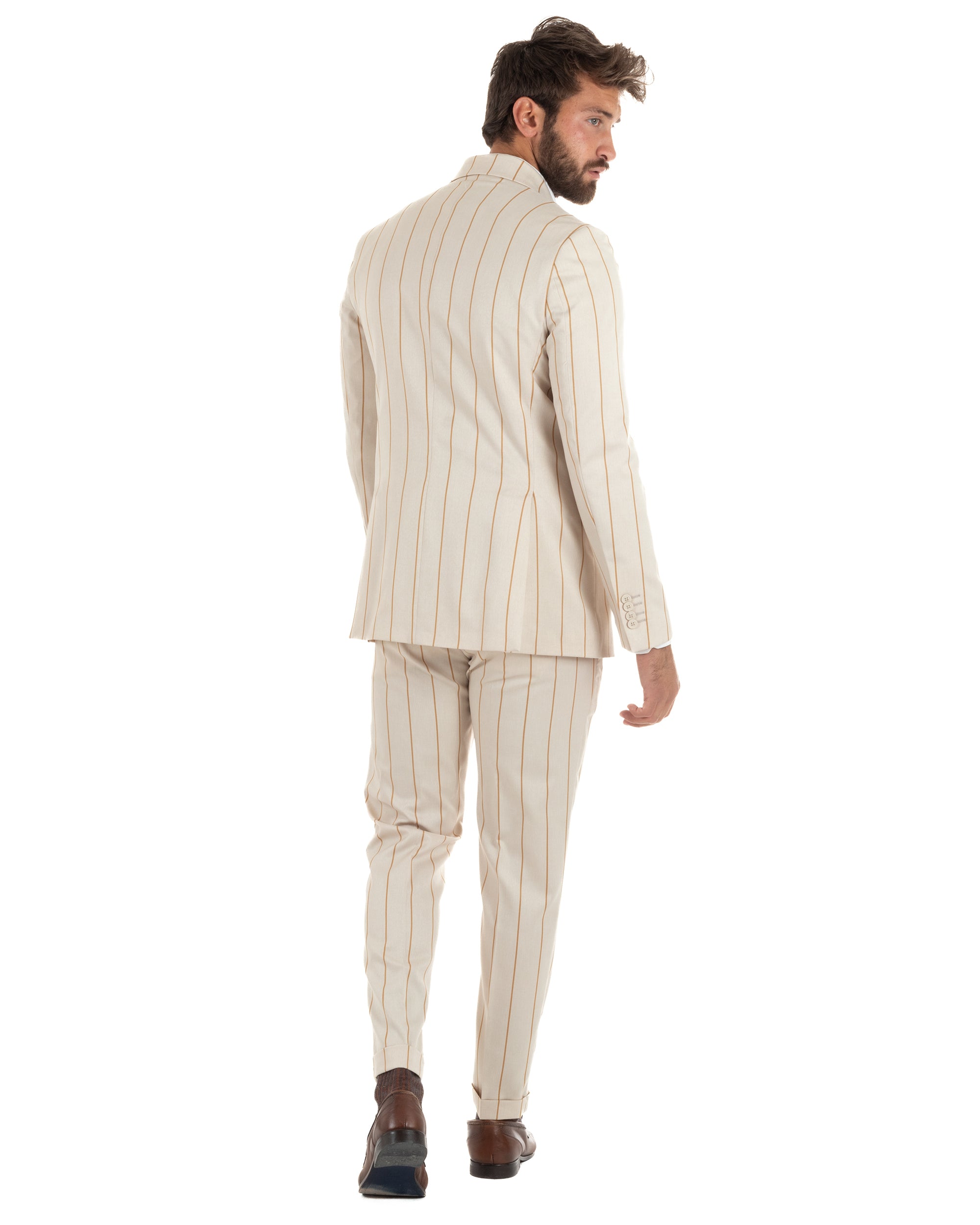 Dettaglio pantaloni beige gessati uomo tasche filetto retro risvolto cucito fondo sartoriale