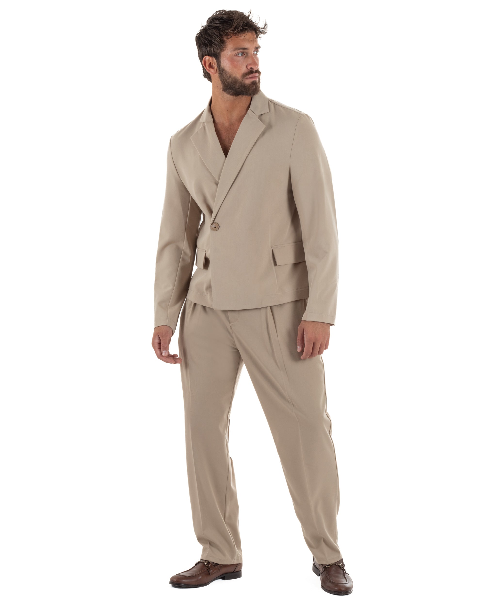 Vista laterale abito uomo beige doppiopetto 1 bottone relaxed fit giacca destrutturata pantaloni pinces