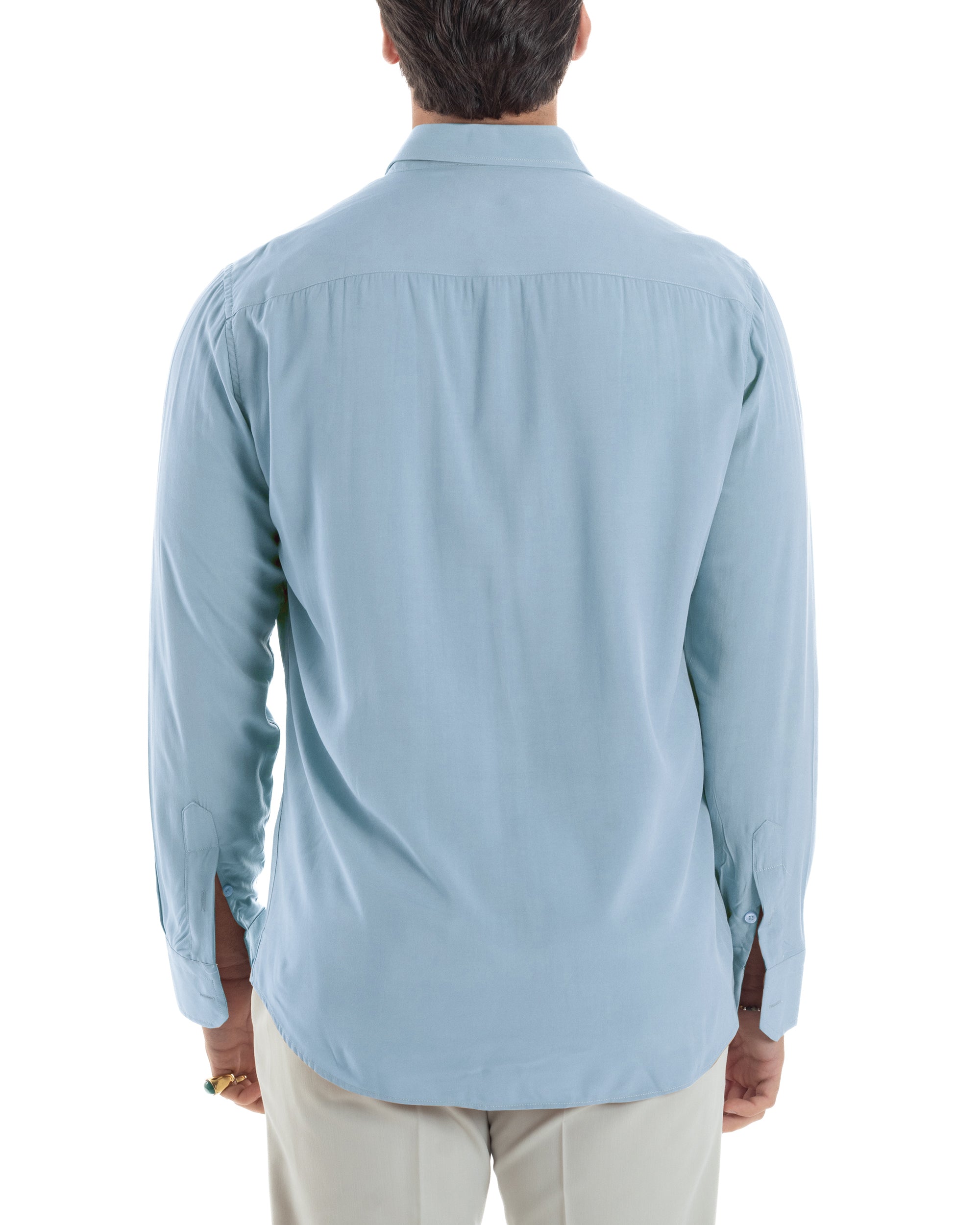 Vista posteriore camicia verde viscosa relaxed fit elegante uomo