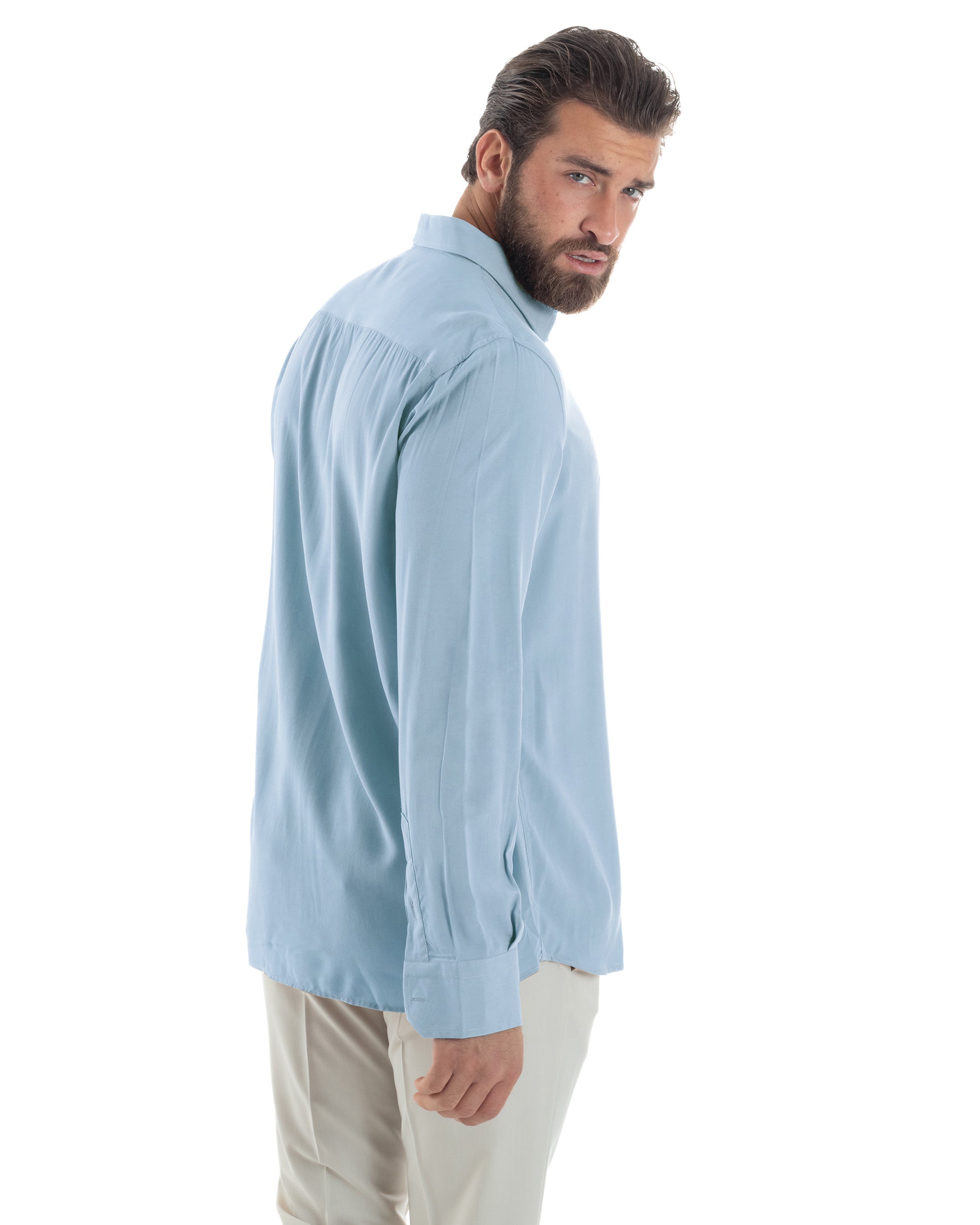 Vista laterale camicia uomo celeste viscosa morbida relaxed fit casuale