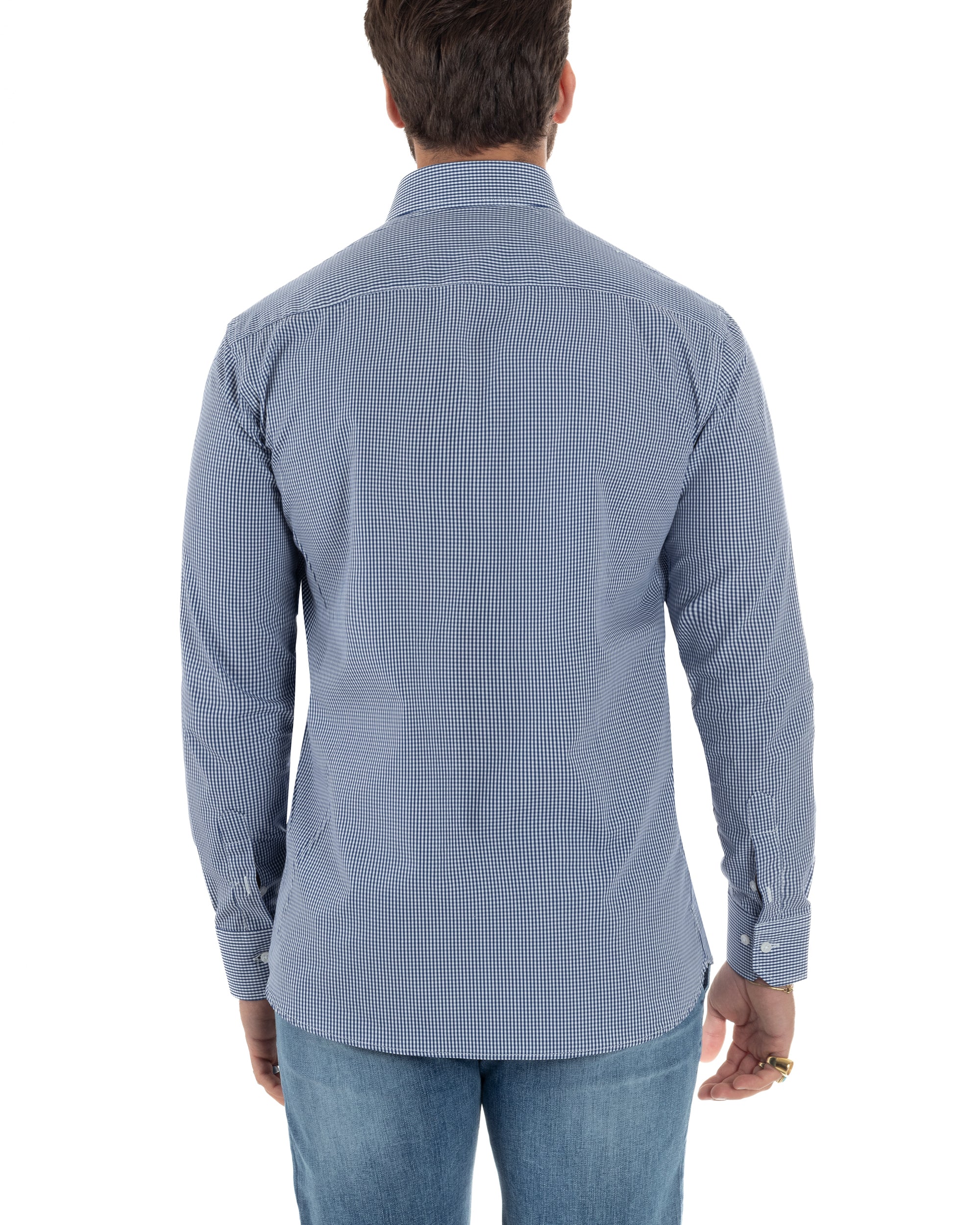 Dettaglio fantasia quadretti sottili bianco blu camicia cotone uomo