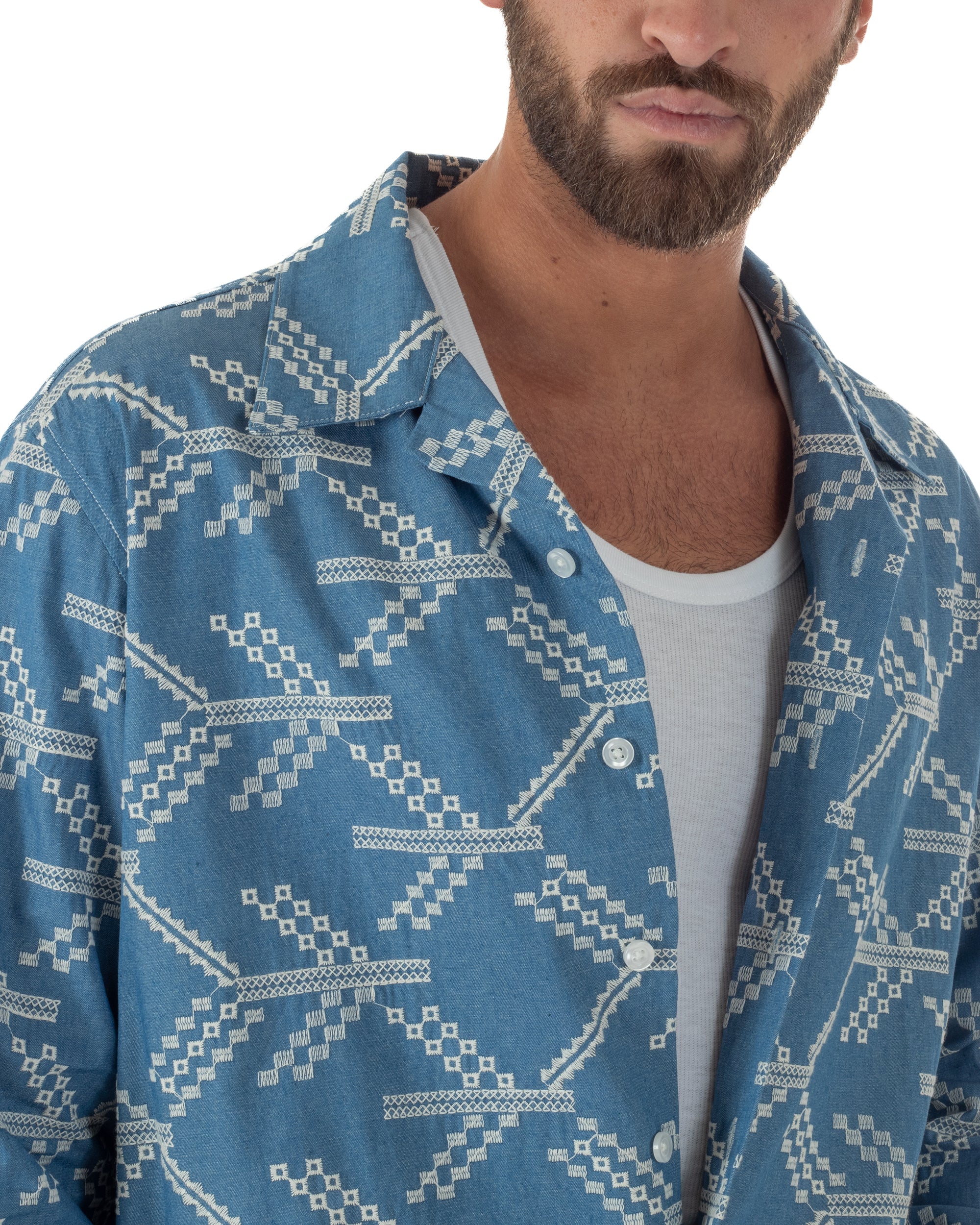 Dettaglio colletto Oxford camicia denim ricamata allover Berna uomo