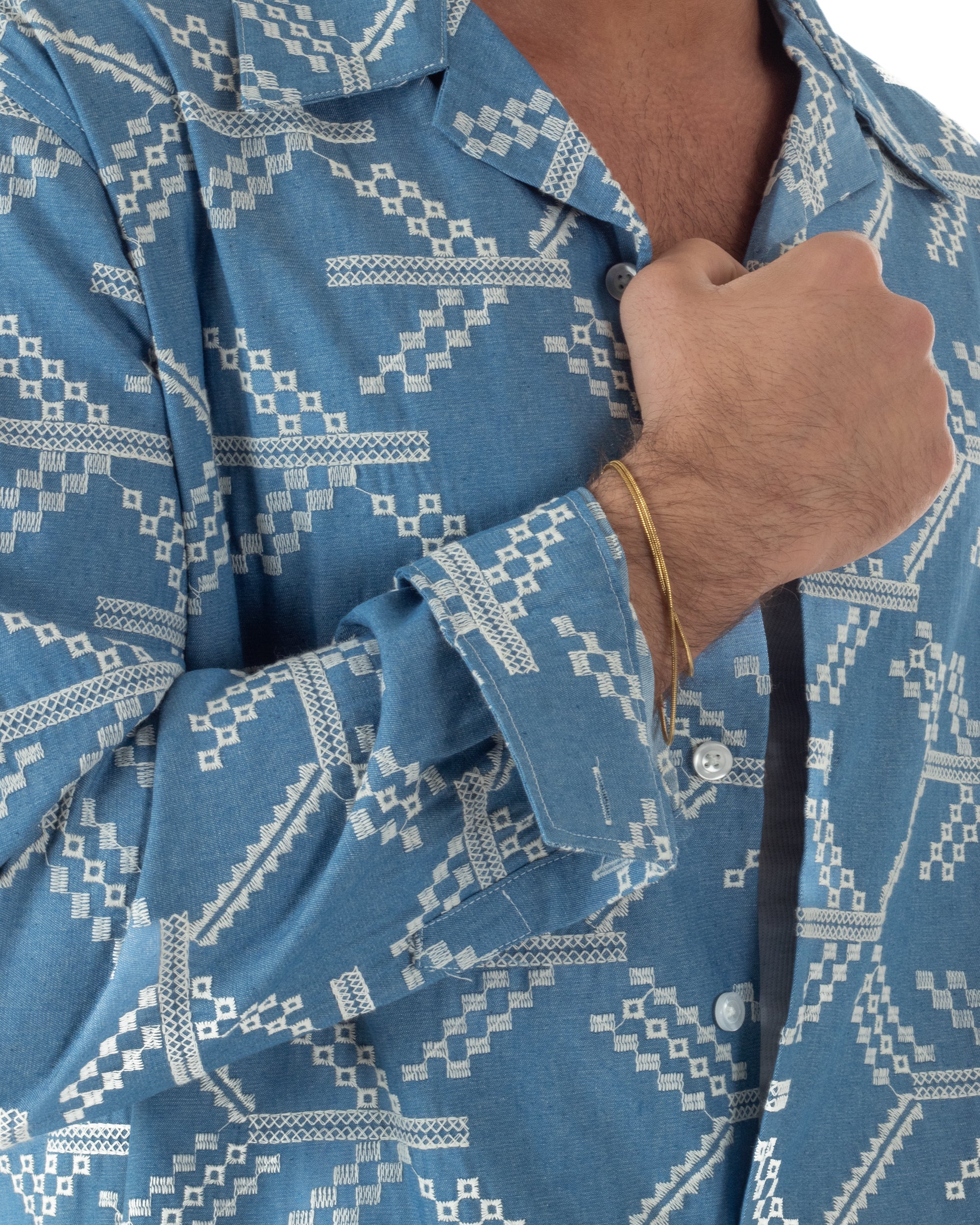 Dettaglio chiusura centrale bottoni e fondo dritto spacchi laterali denim