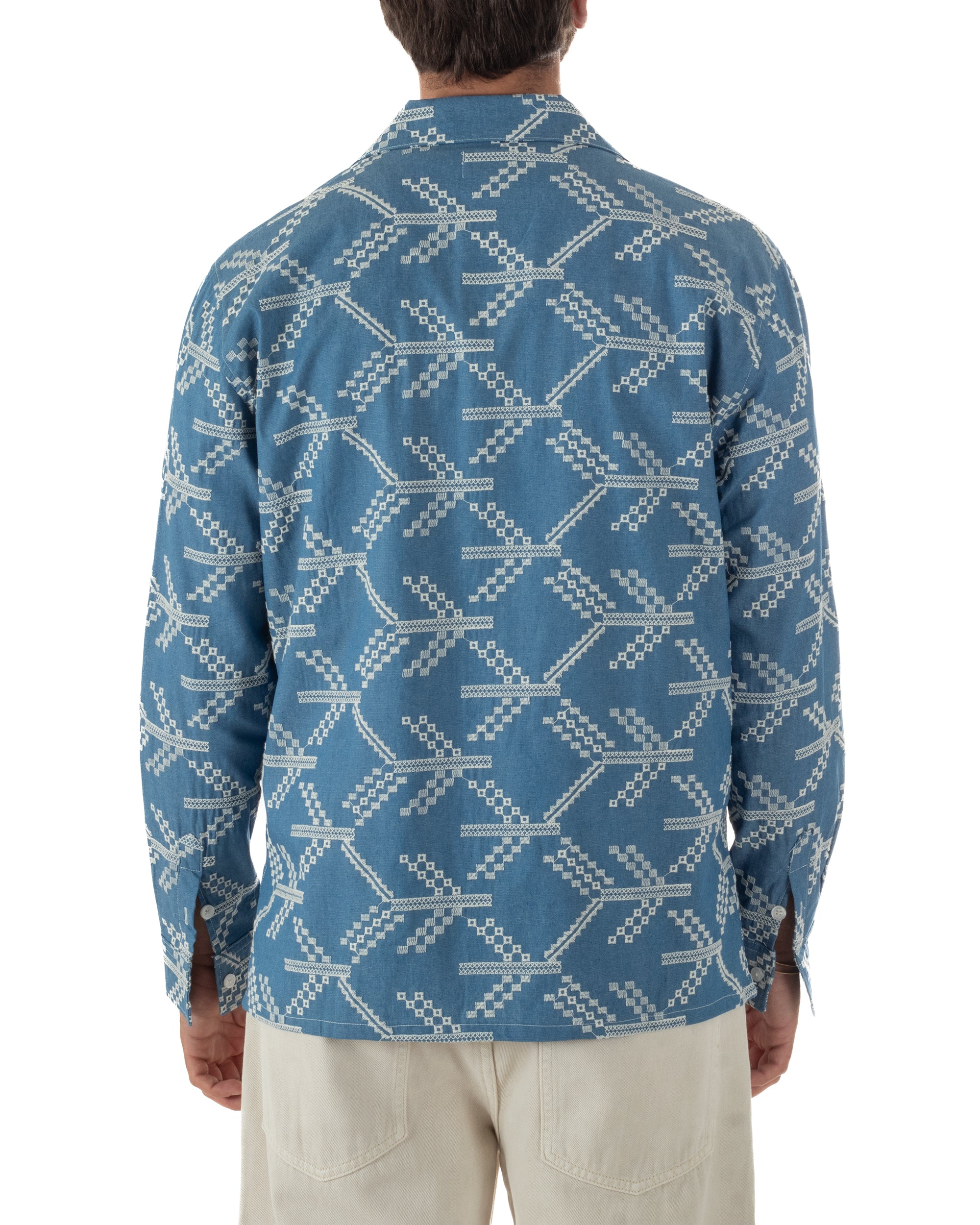 Vista posteriore camicia uomo denim ricamata allover over fit spacchi laterali