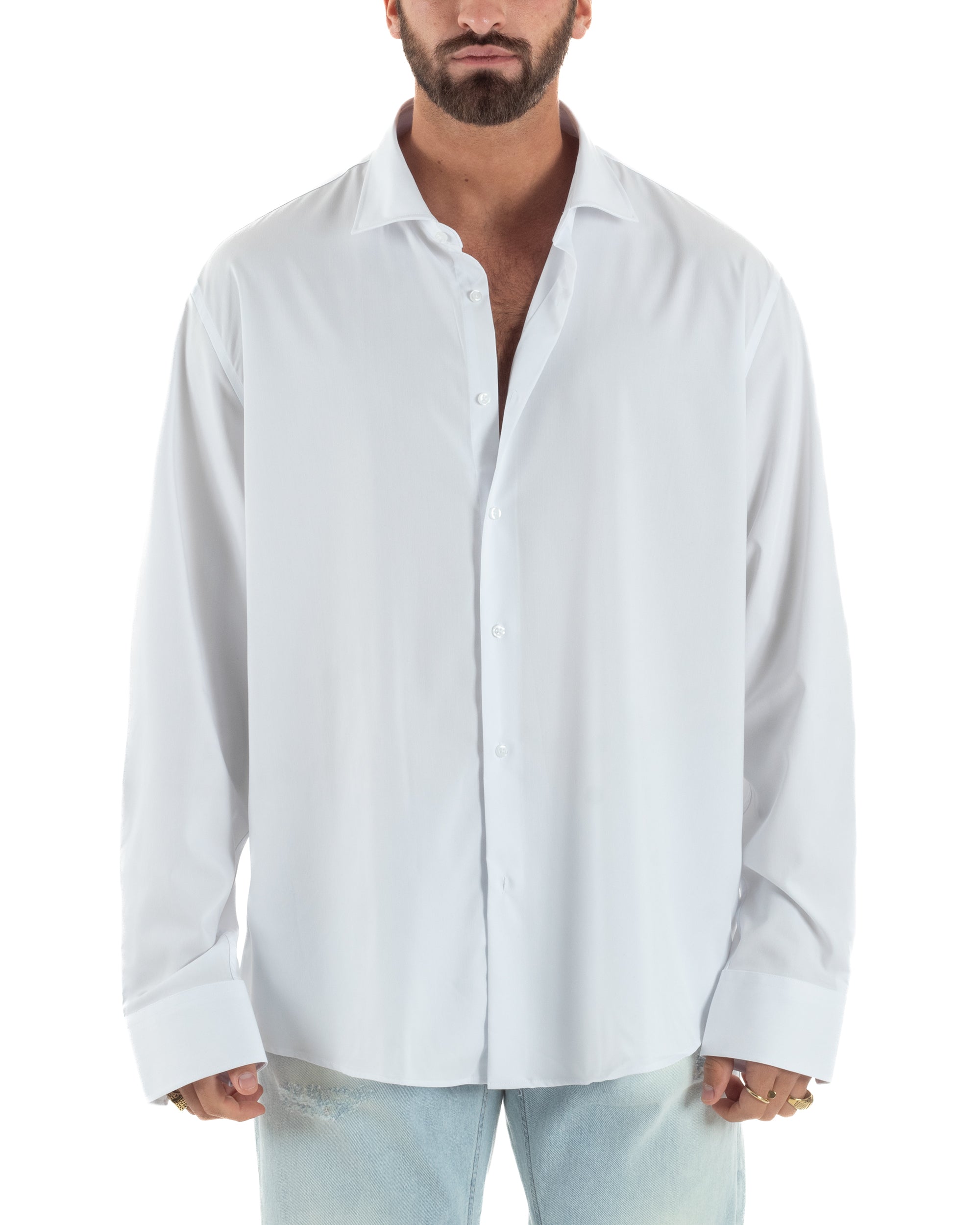 Dettaglio chiusura frontale bottoni camicia bianco oversize loose fit uomo