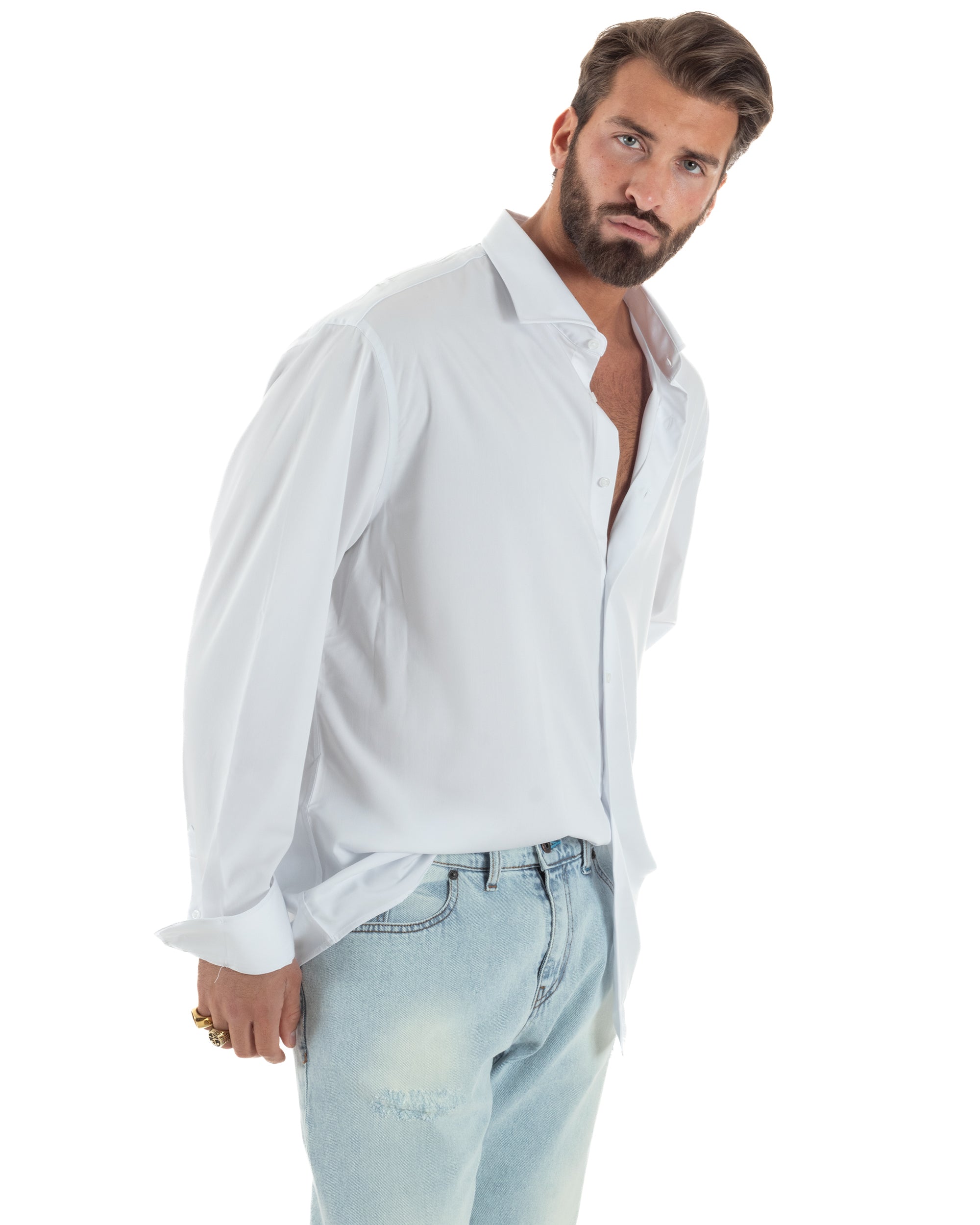 Vista laterale camicia uomo bianco oversize loose fit spalle dropped fluida