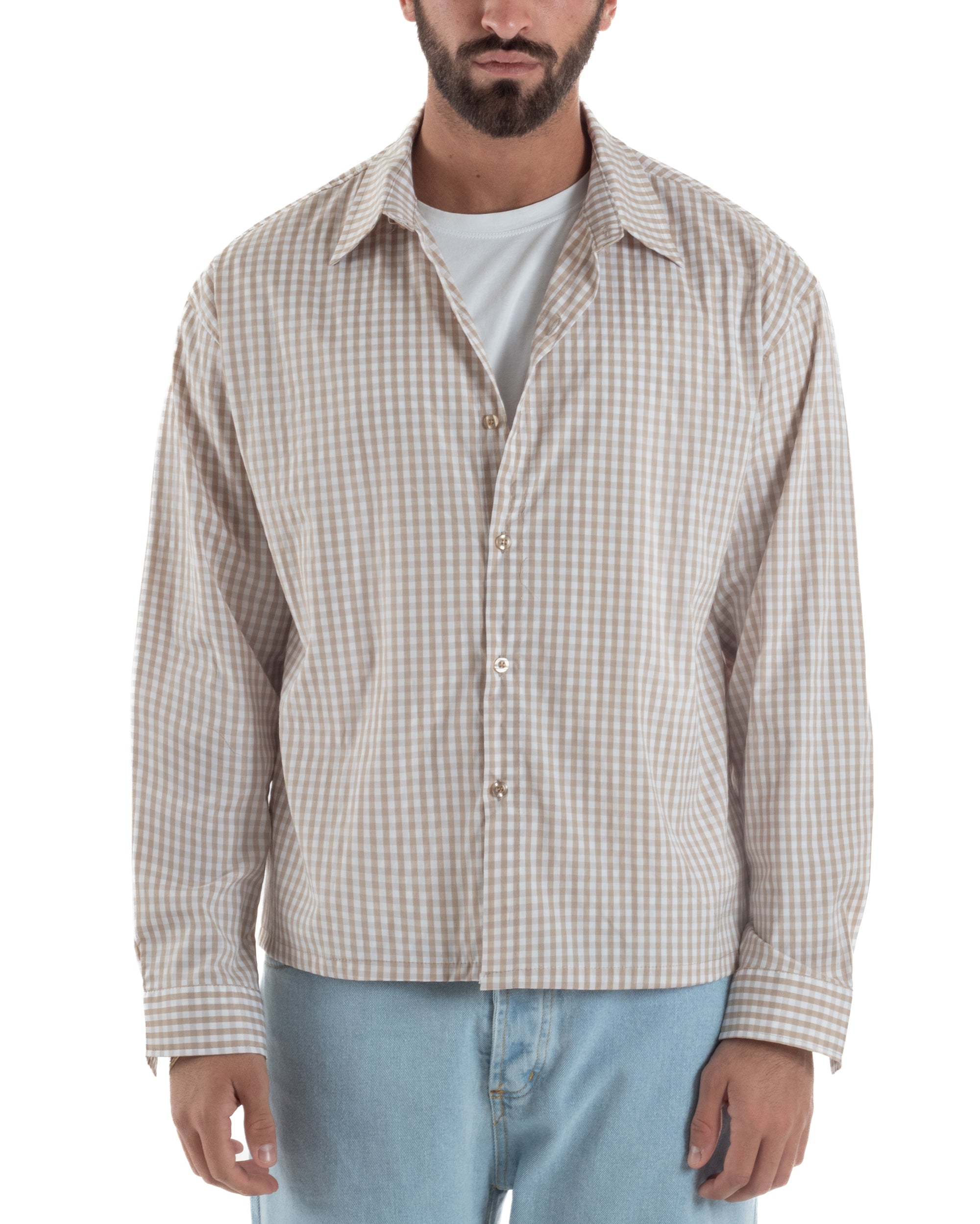 Vista frontale camicia beige quadri vichy uomo boxy fit colletto italiano bottoni tono