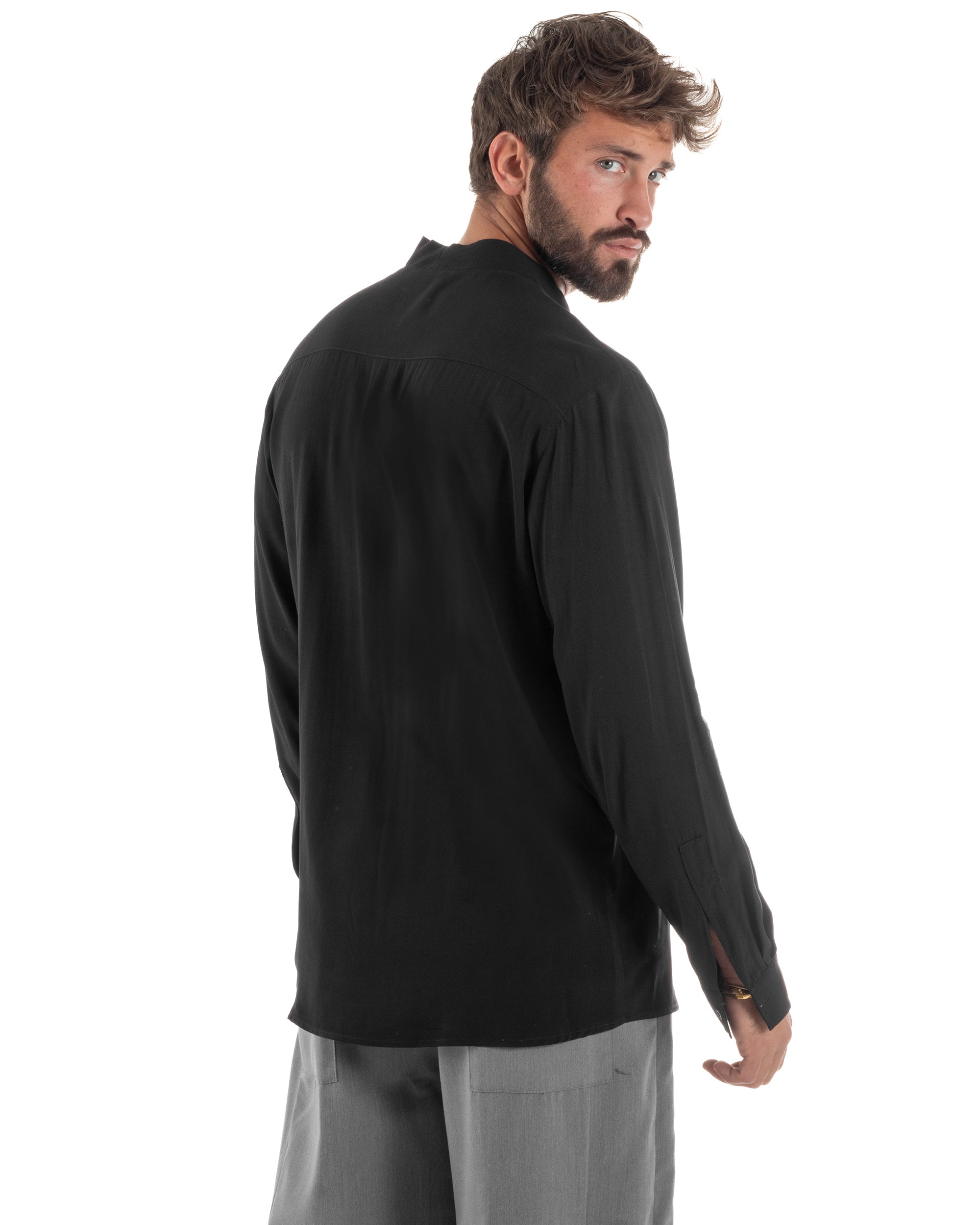Dettaglio polsino bottone singolo fondo arrotondato camicia nero relaxed viscosa uomo