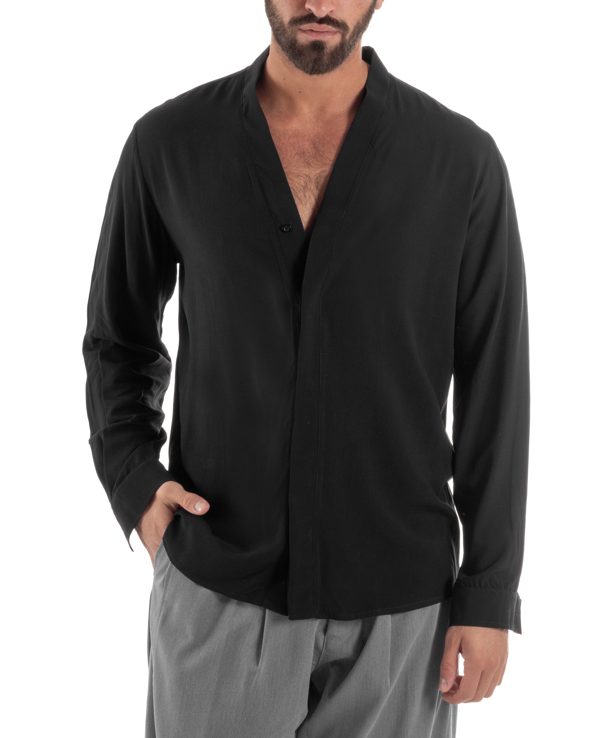 Vista frontale camicia nera uomo scollo v colletto coreano bottone singolo centrale viscosa