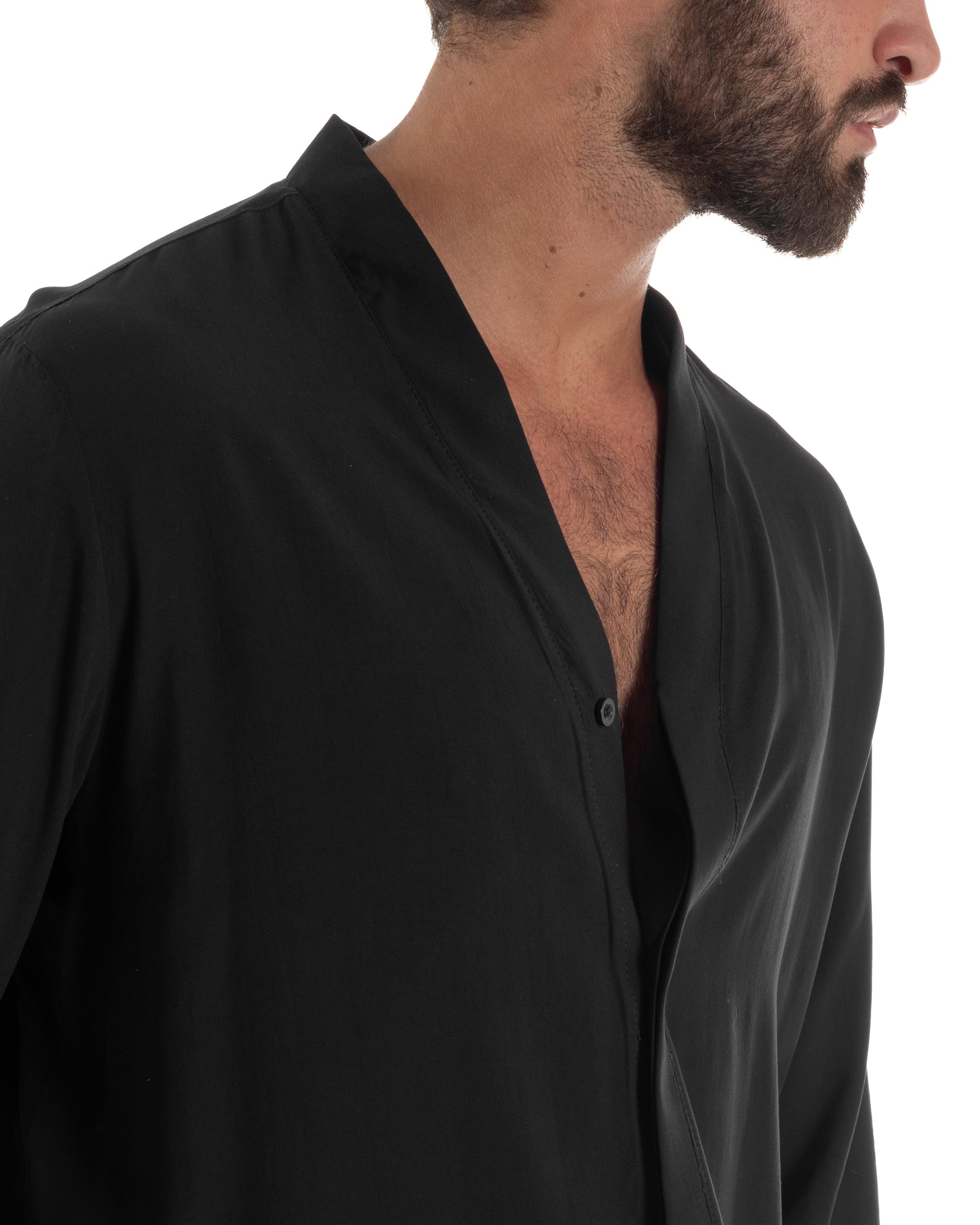Dettaglio colletto coreano basso scollo v profondo camicia nero viscosa uomo minimalista