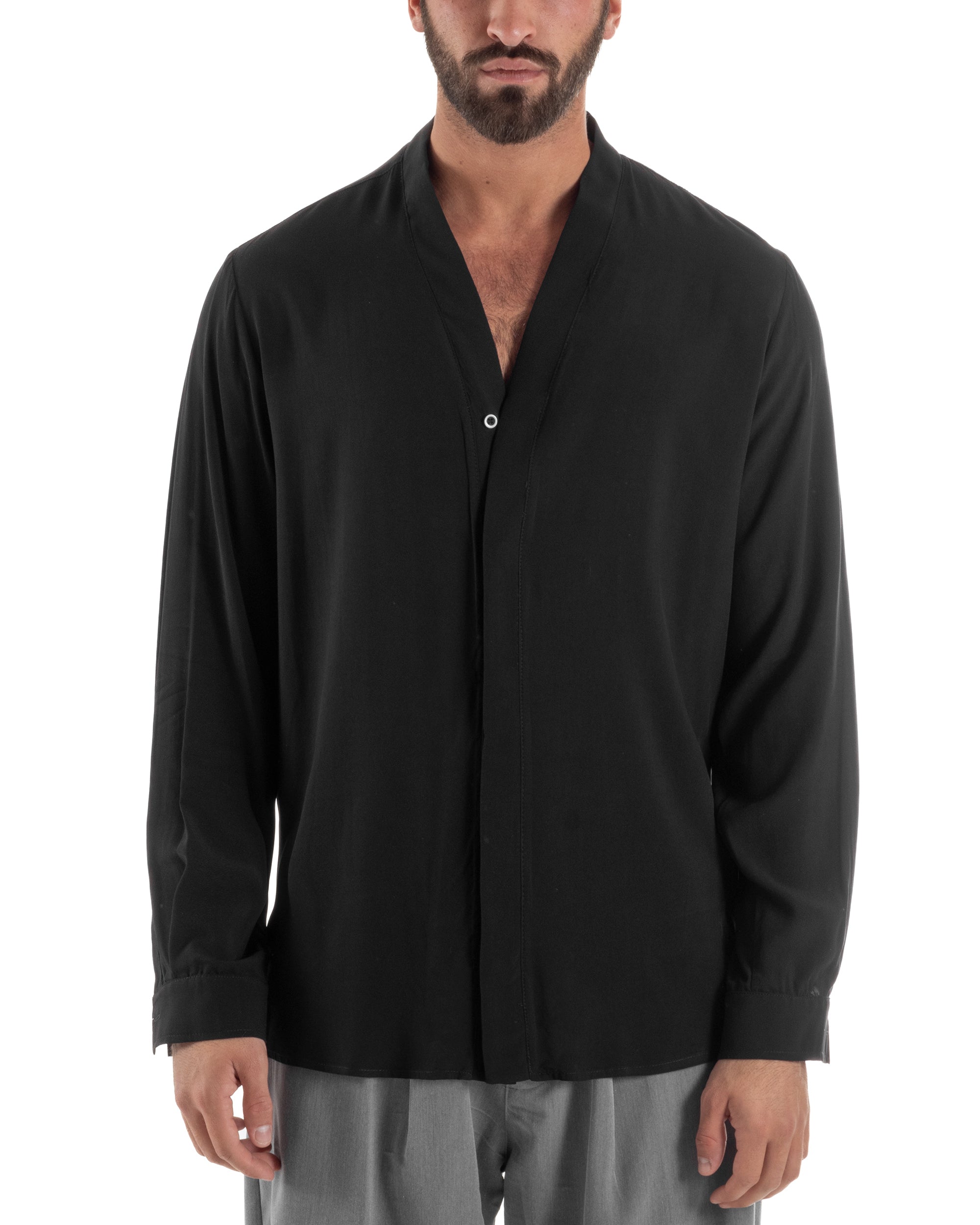 Vista completa camicia uomo nero relaxed scollo v 100% viscosa made in Italy smart casual