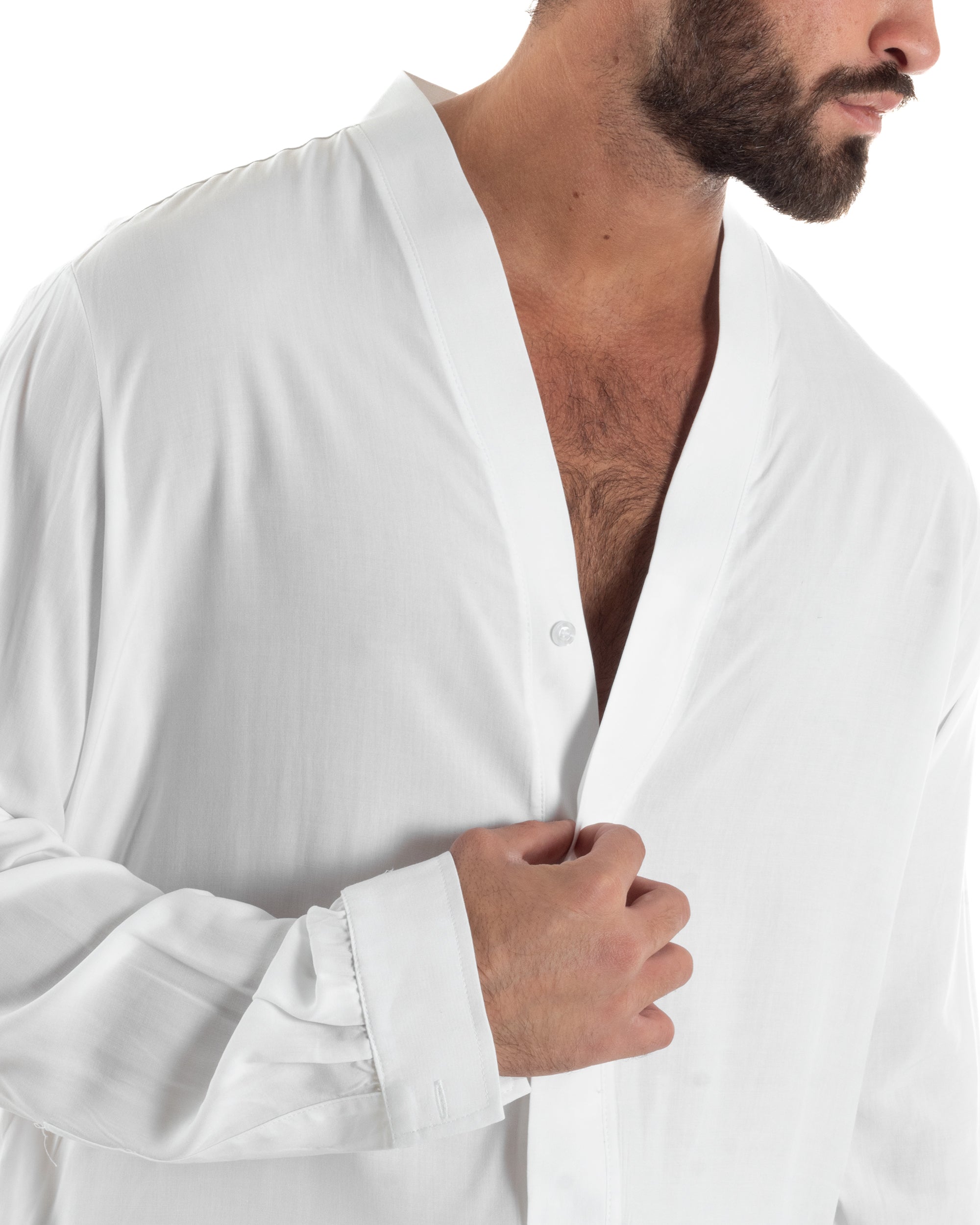 Dettaglio colletto coreano basso scollo v profondo camicia bianco viscosa uomo minimalista