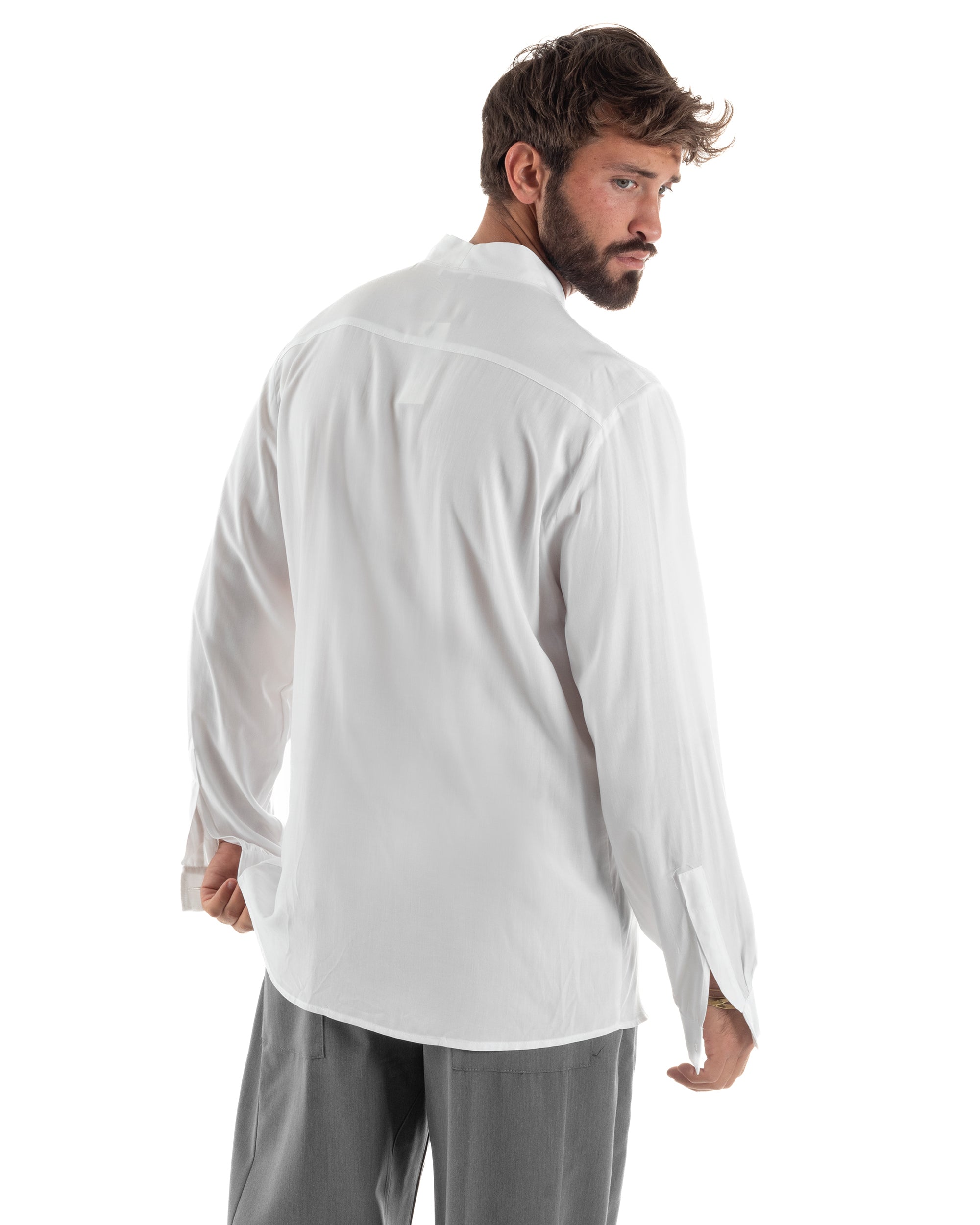 Vista laterale camicia uomo bianco relaxed fit viscosa fluida scivolosa spacco laterale