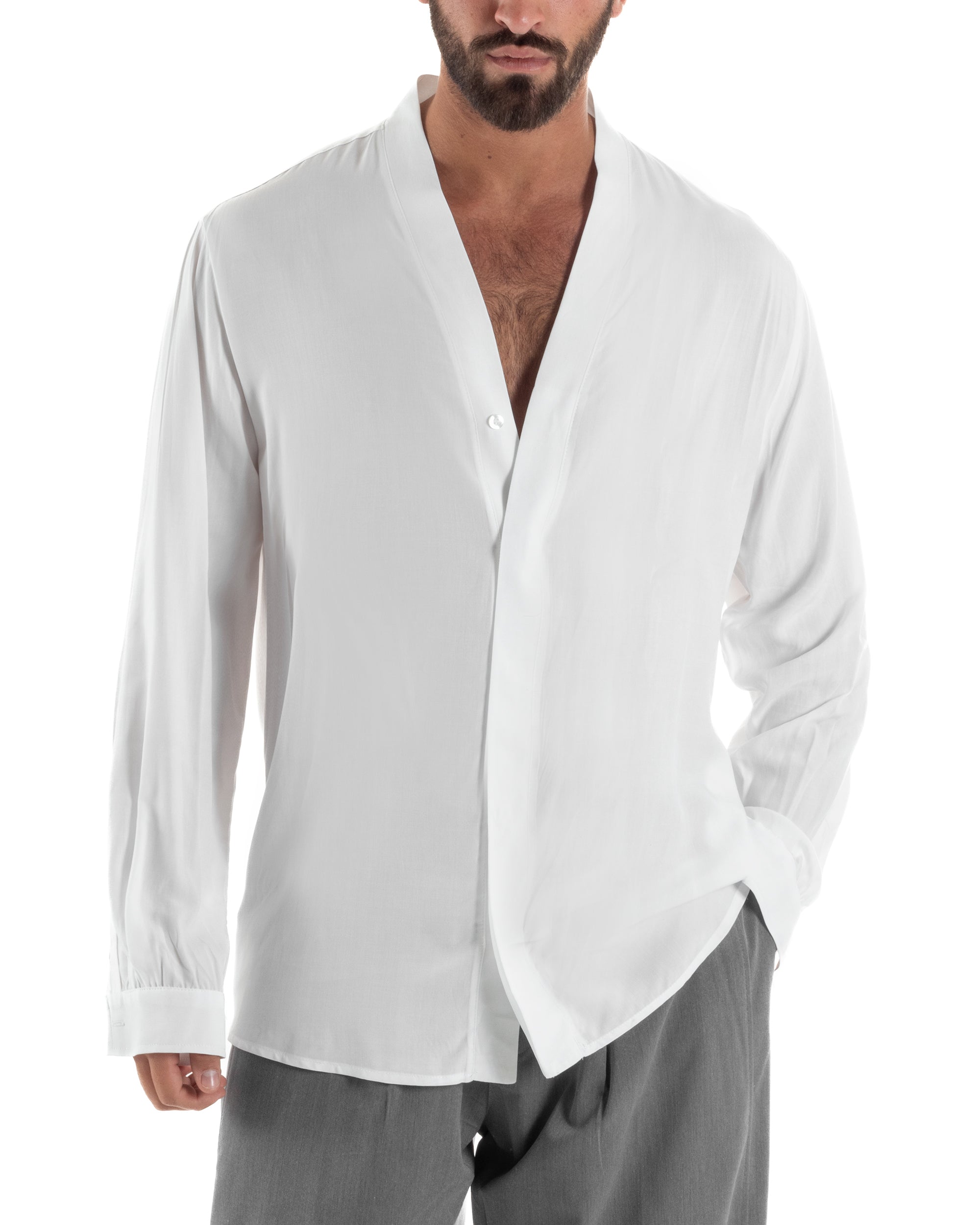 Vista frontale camicia bianca uomo scollo v colletto coreano bottone singolo centrale viscosa