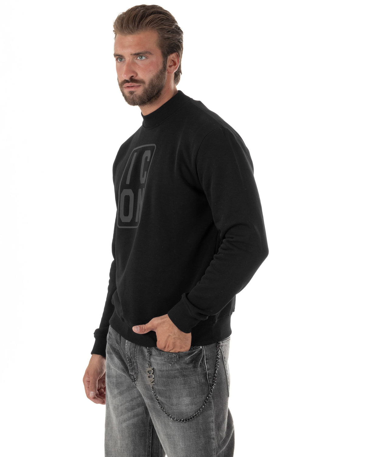 Felpa uomo con collo alto nera dal look urban e versatile