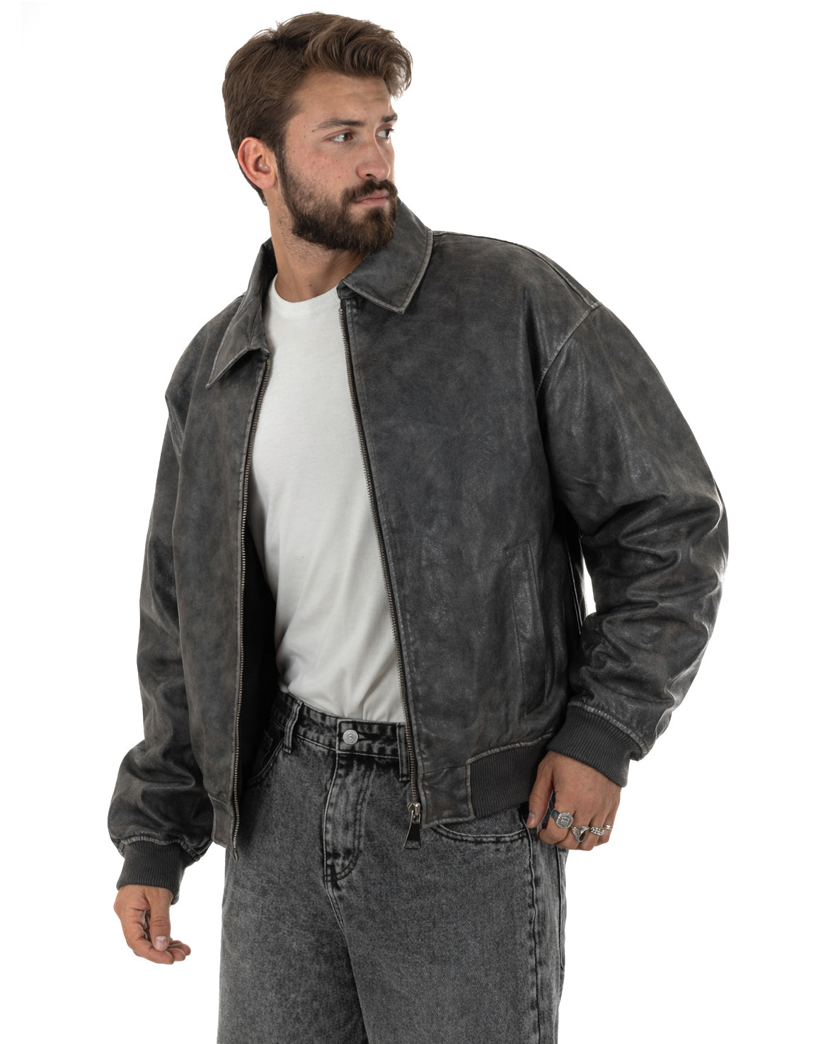 Vista laterale giubbotto bomber grigio ecopelle boxy crop con polsini coste