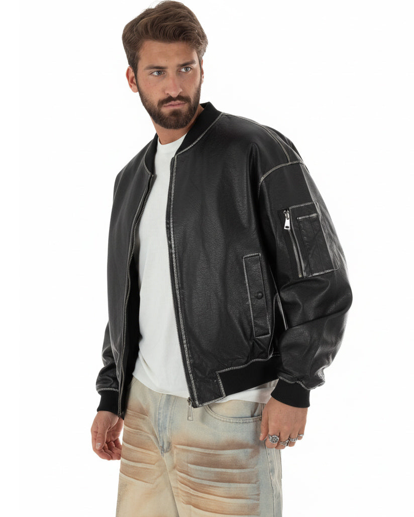 Vista laterale giubbotto bomber nero ecopelle boxy crop con polsini coste