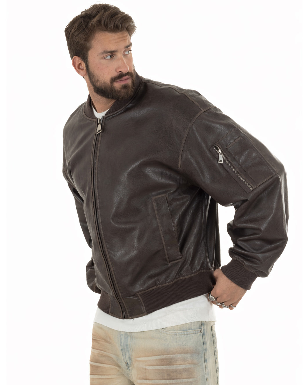 Vista laterale giubbotto bomber marrone ecopelle boxy crop con polsini coste