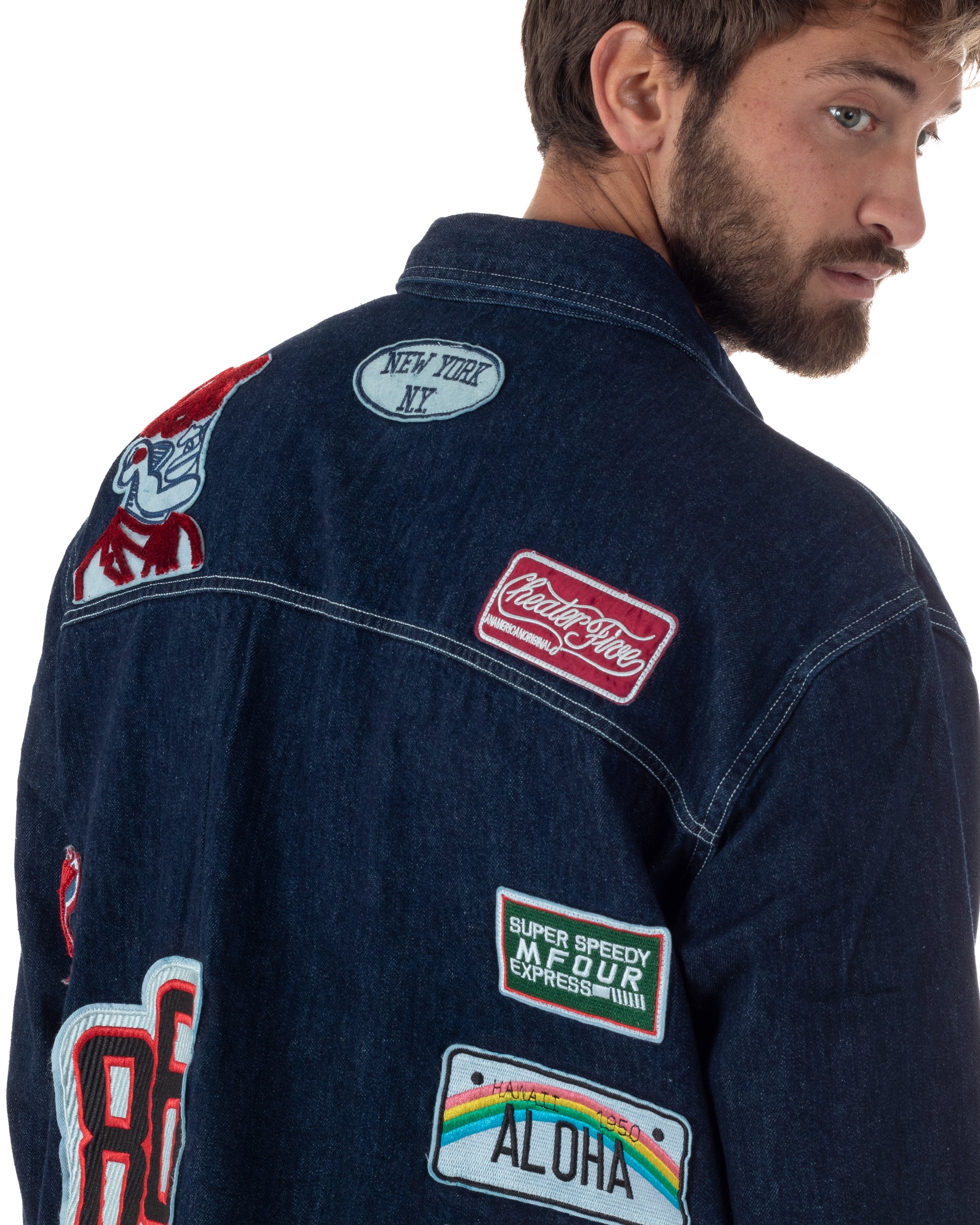 Dettaglio patch ricamati luoghi e culture camicione denim scuro boyscout