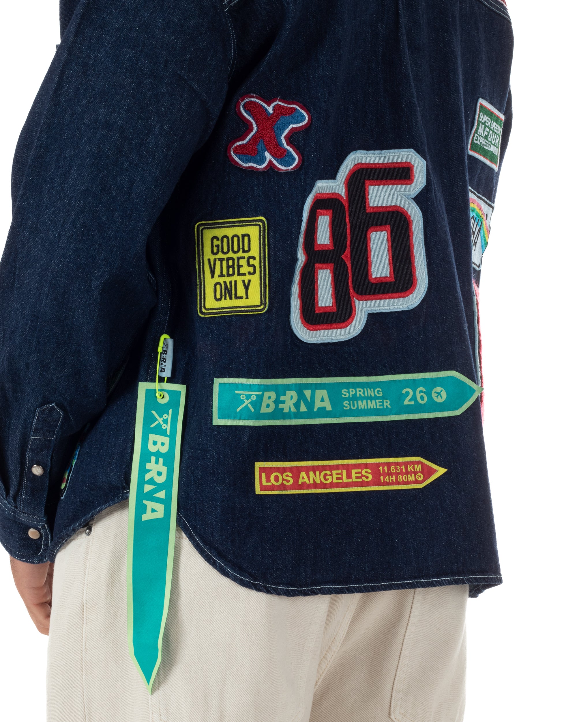 Dettaglio accessori inclusi overshirt denim scuro patch boyscout Berna