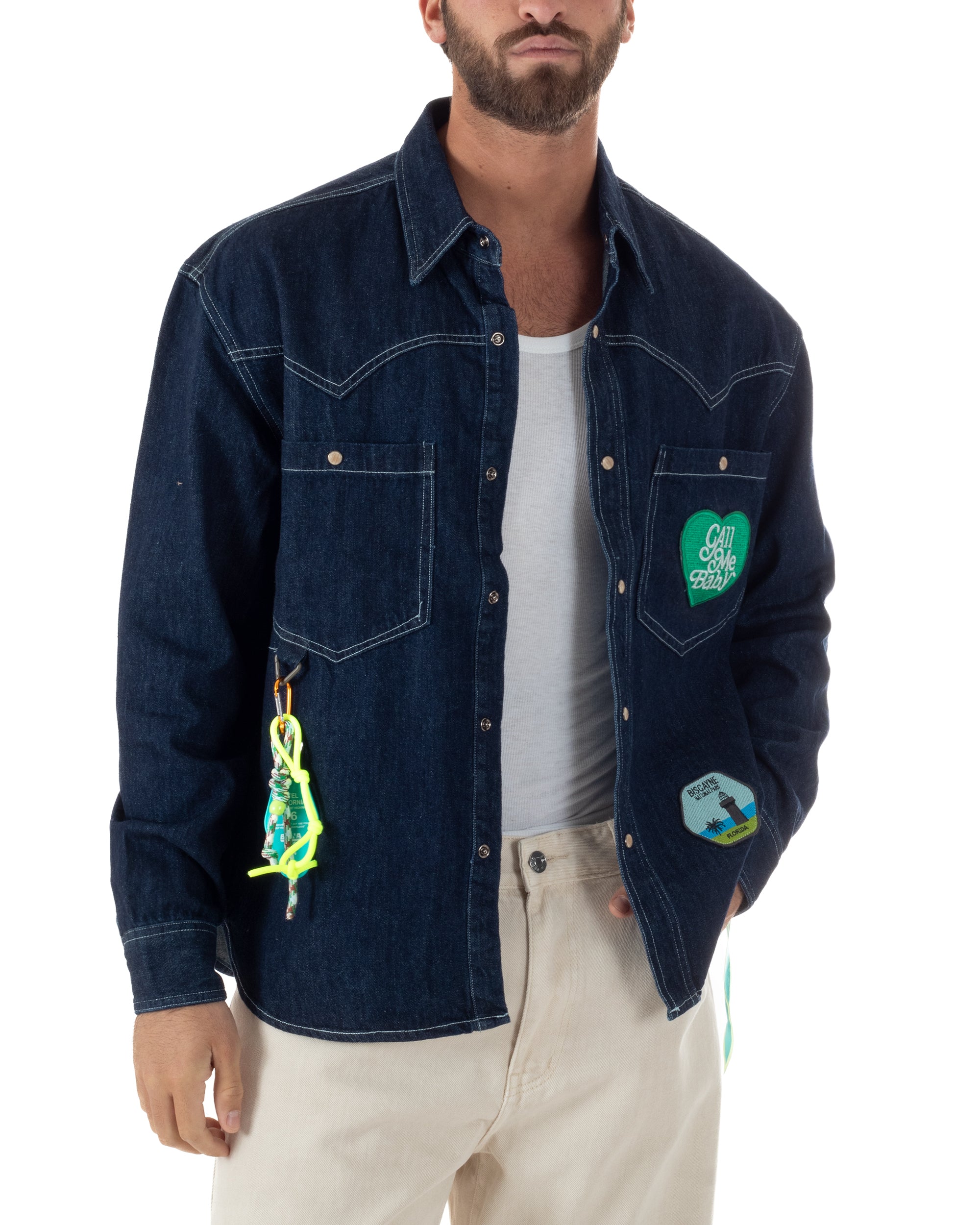 Vista frontale aperta overshirt denim scuro patch boyscout casual uomo