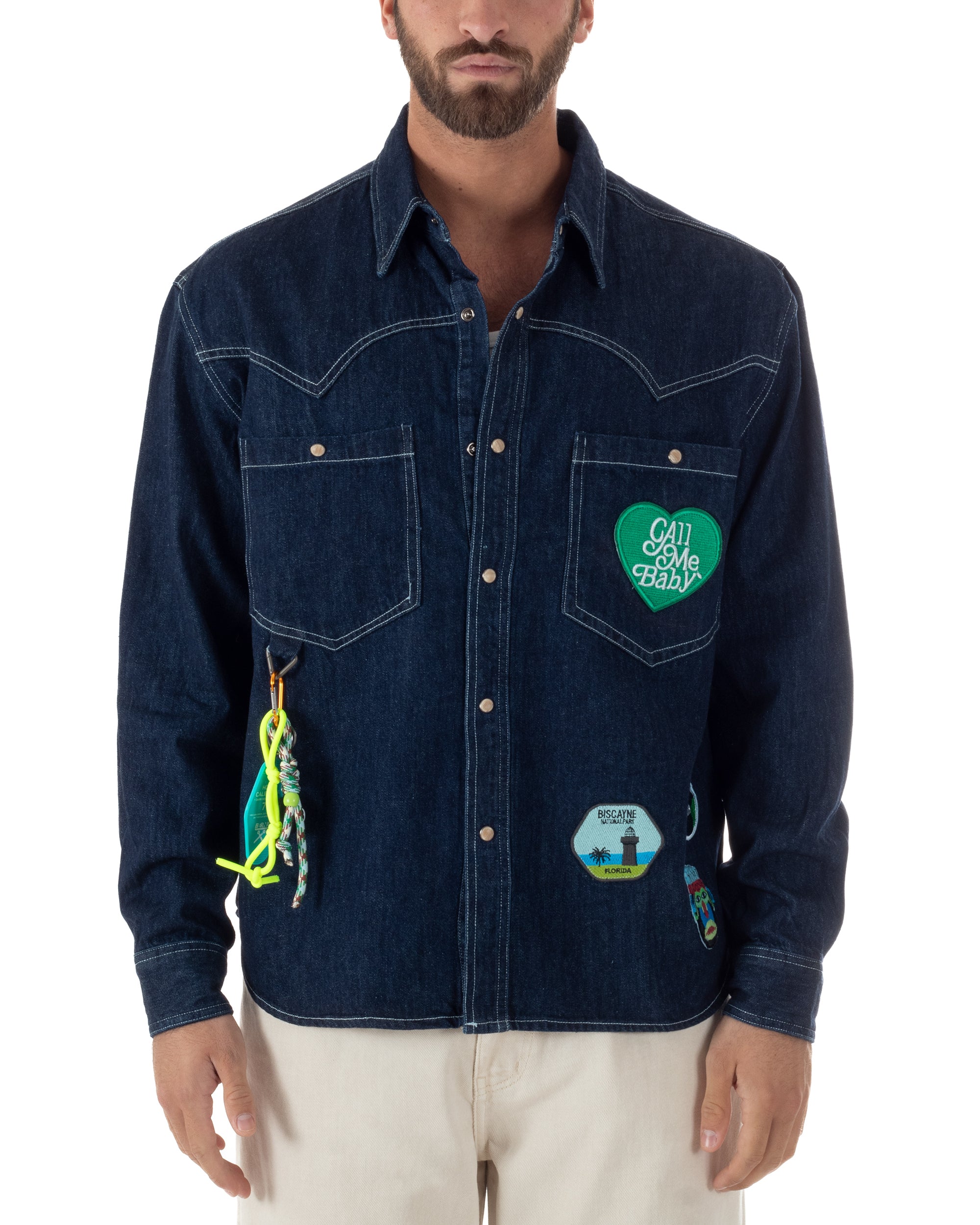 Vista frontale camicione denim scuro patch boyscout tasche anteriori uomo