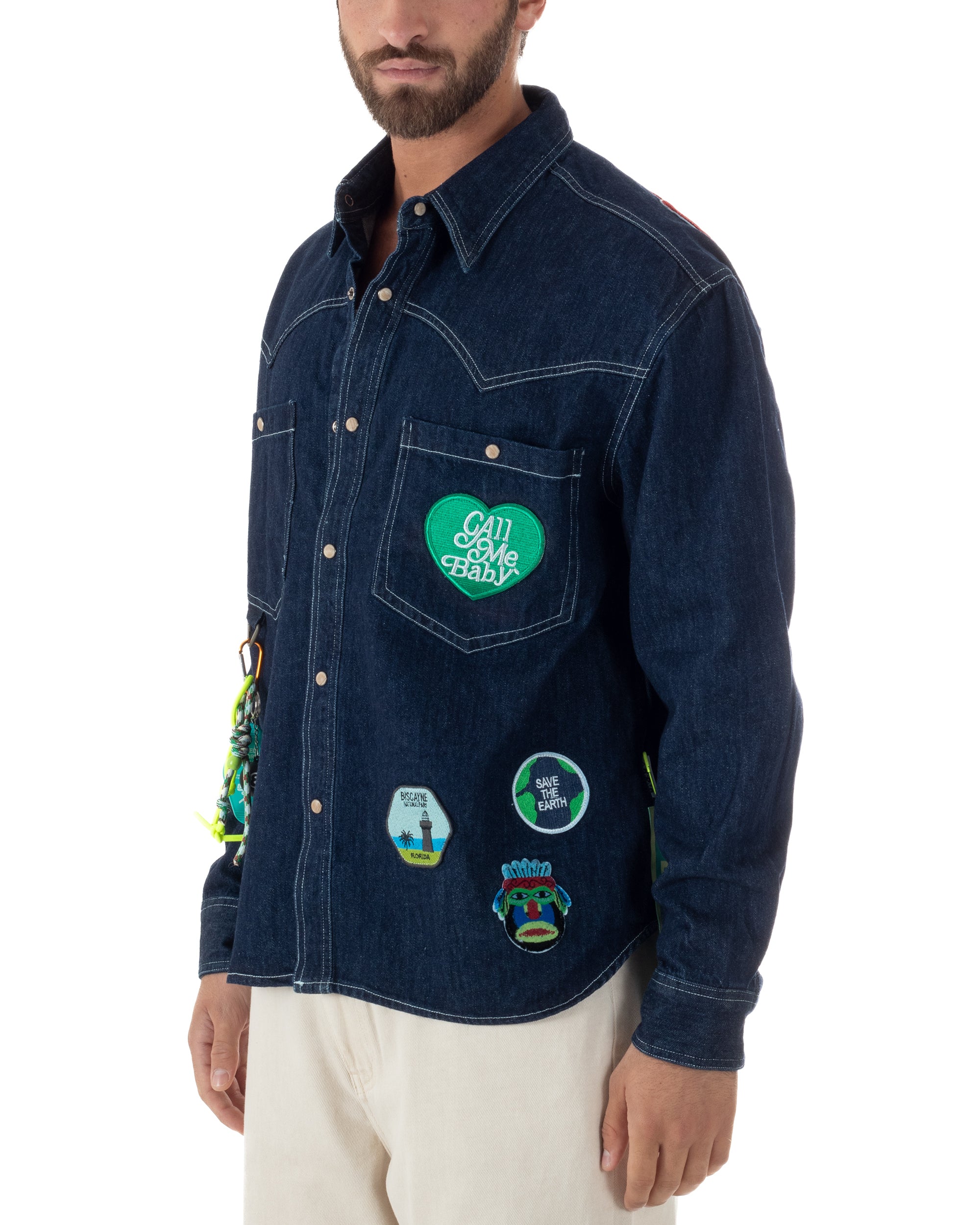 Vista completa overshirt uomo denim scuro patch boyscout 100% cotone