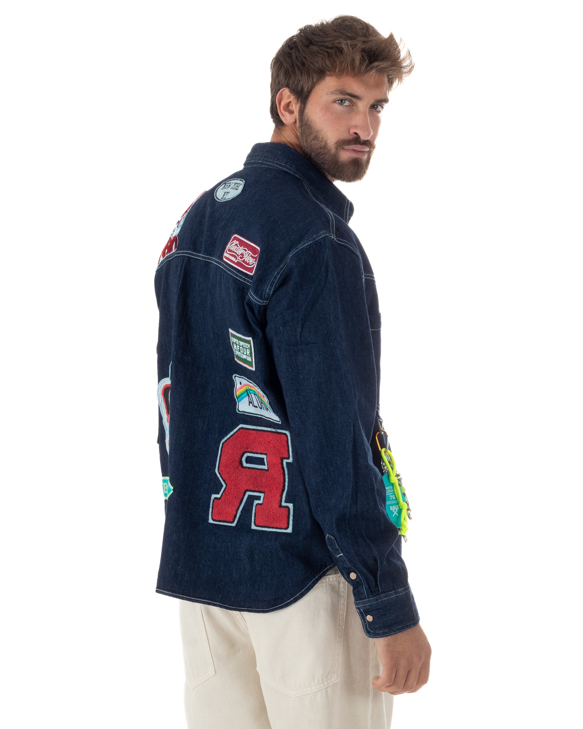 Vista posteriore overshirt denim scuro con yoke posteriore western uomo