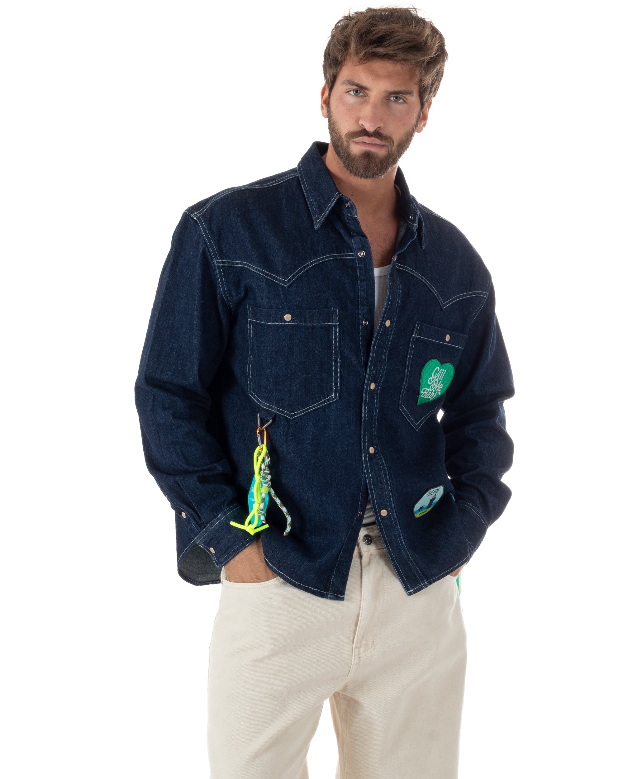 Dettaglio tasche anteriori con bottoni a pressione overshirt denim scuro