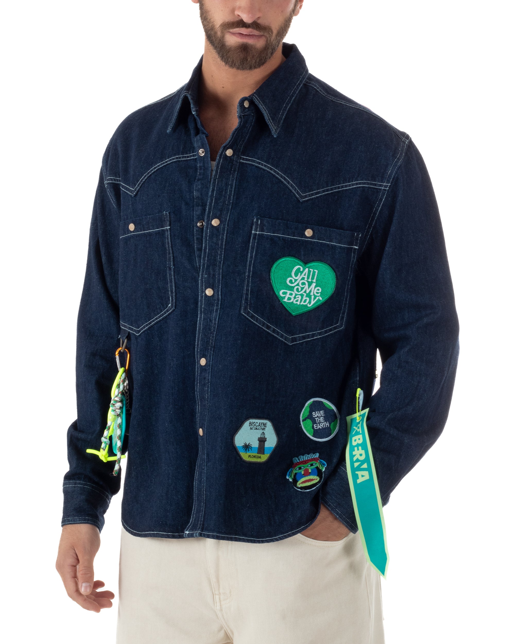 Overshirt uomo denim scuro con patch ricamati stile boyscout regular fit