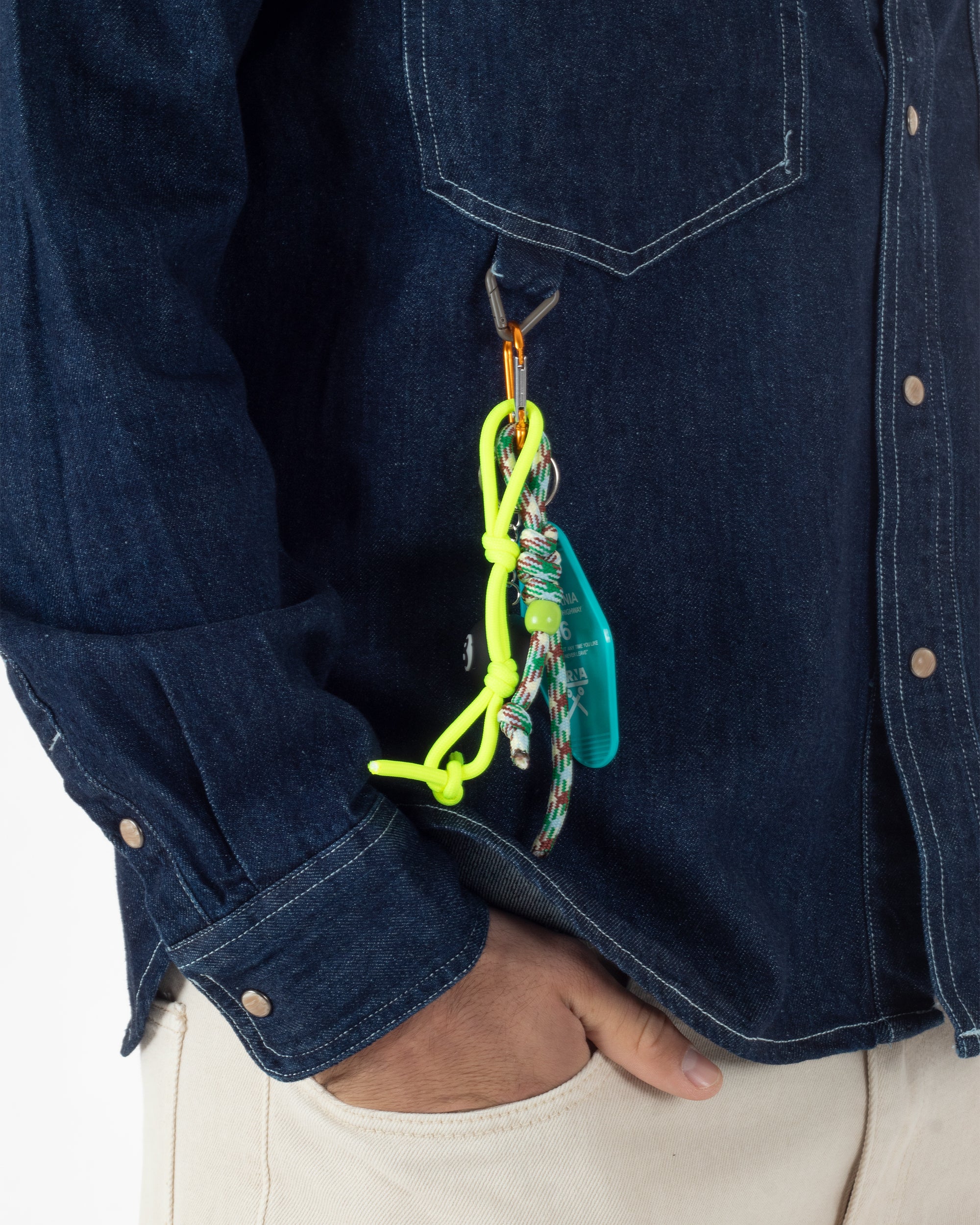 Dettaglio texture denim scuro overshirt patch boyscout regular fit uomo