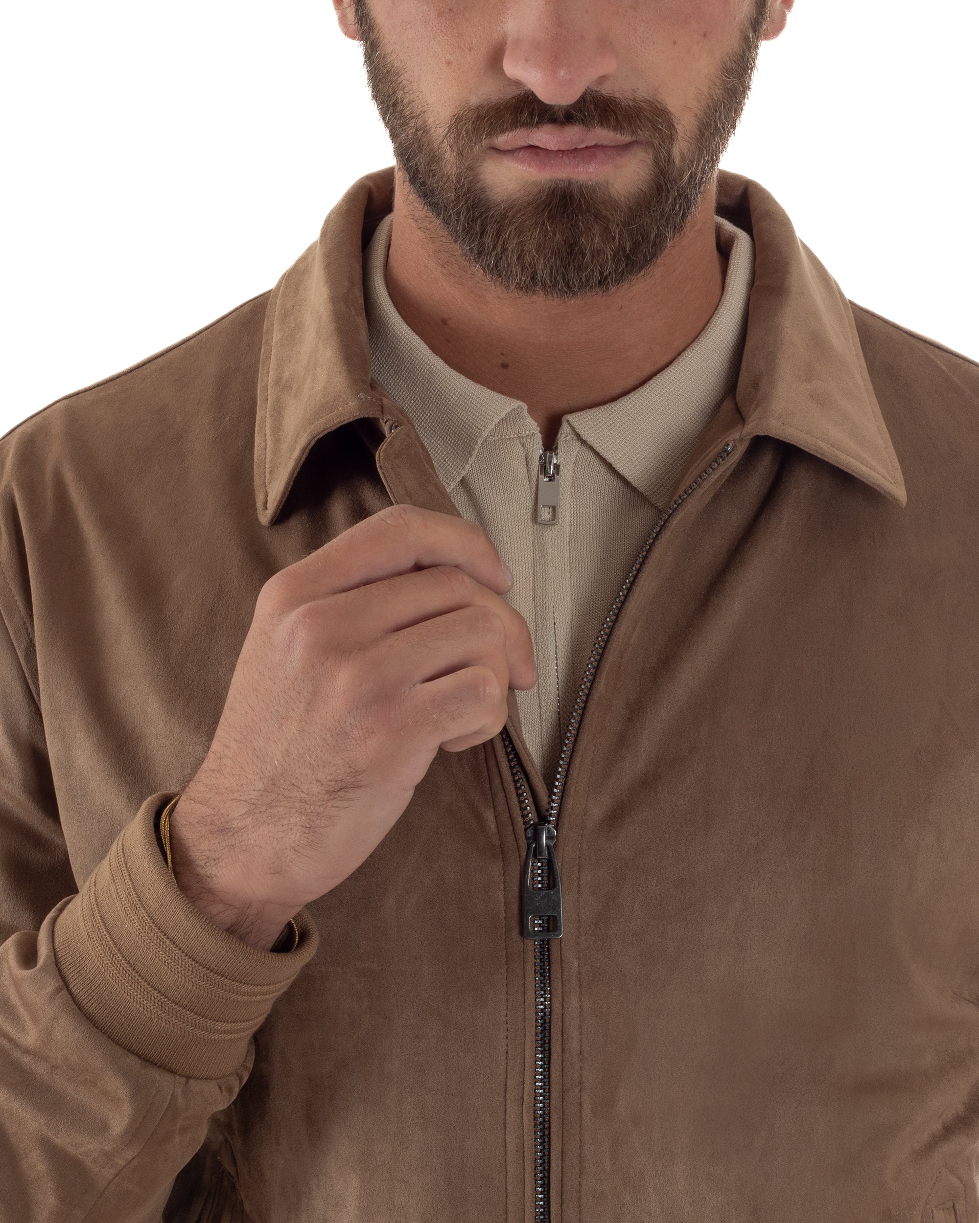 Dettaglio colletto a camicia giubbotto beige eco camoscio zip uomo