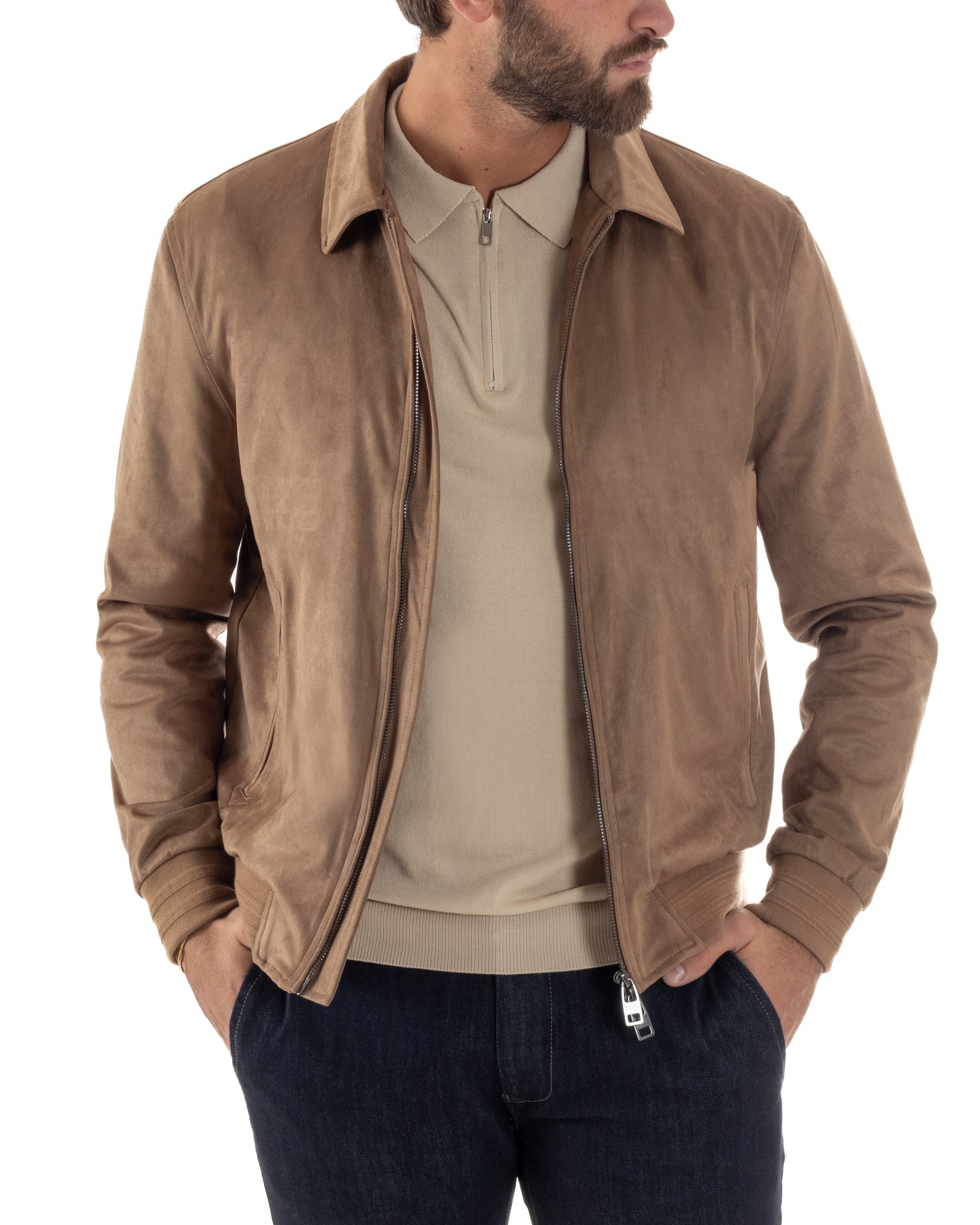 Vista frontale giubbotto beige camoscio zip metallo colletto slim fit uomo