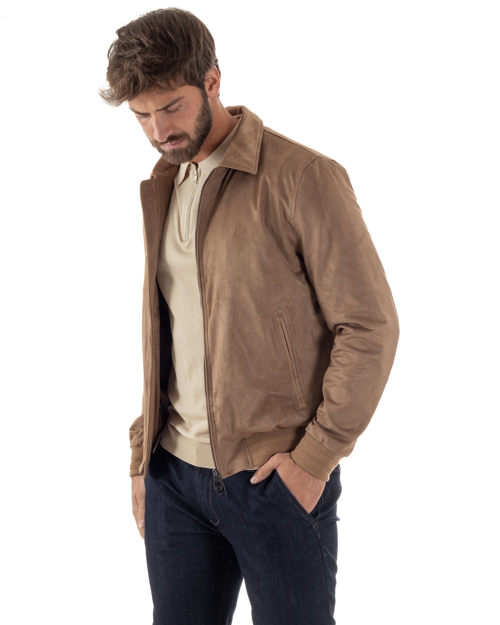 Vista laterale giubbotto uomo beige eco camoscio colletto slim fit