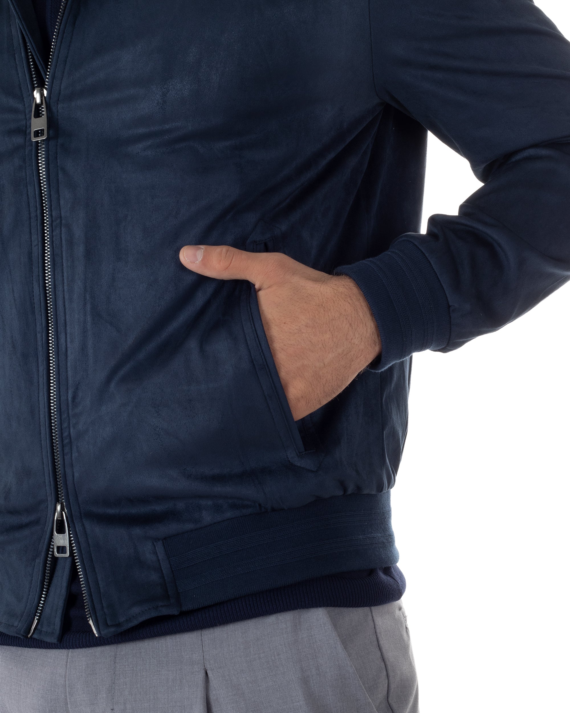 Dettaglio fondo a costina elasticizzata giubbotto blu navy eco camoscio