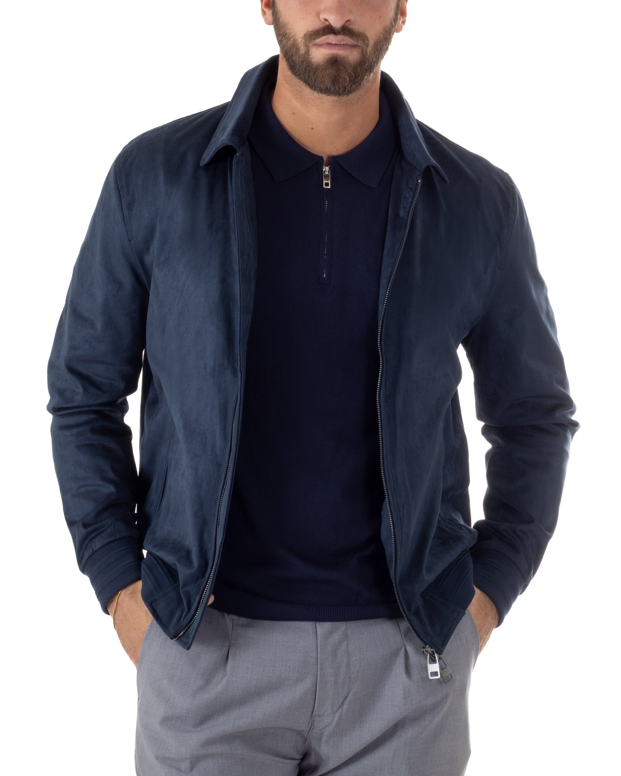 Vista frontale giubbotto blu navy camoscio zip metallo slim fit uomo