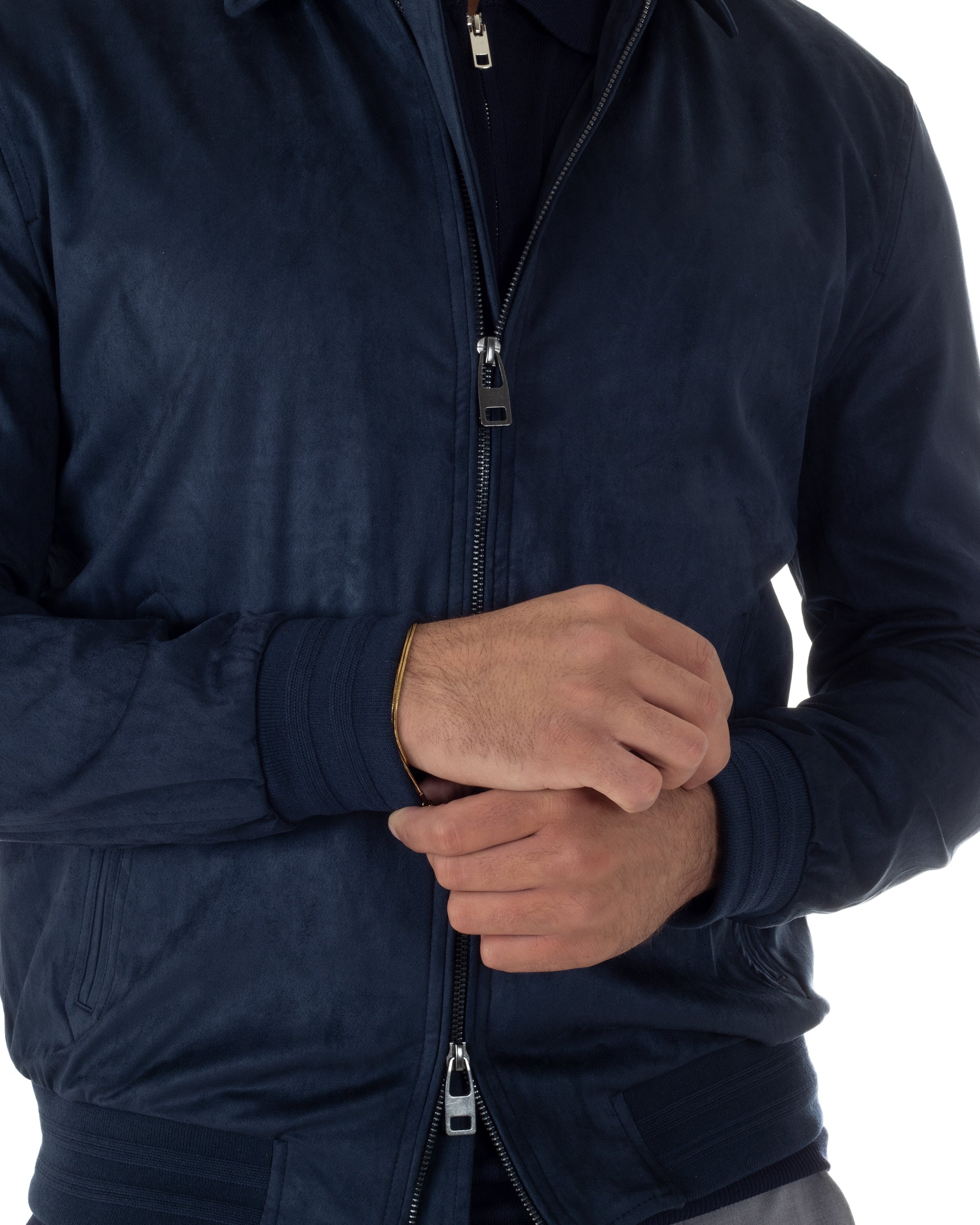 Dettaglio zip frontale cursore metallo giubbotto blu navy camoscio uomo