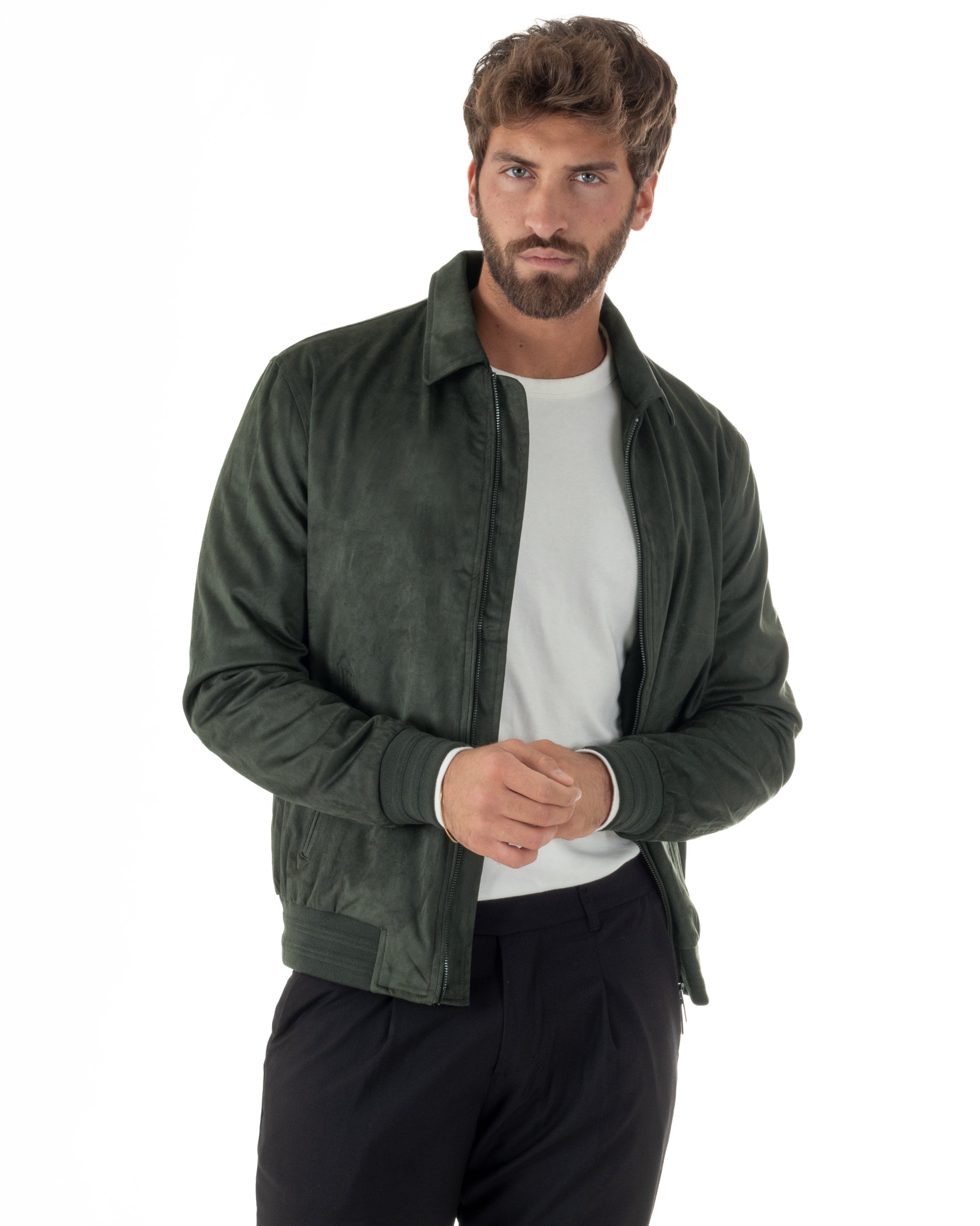 Vista frontale giubbotto verde militare camoscio zip metallo slim fit uomo