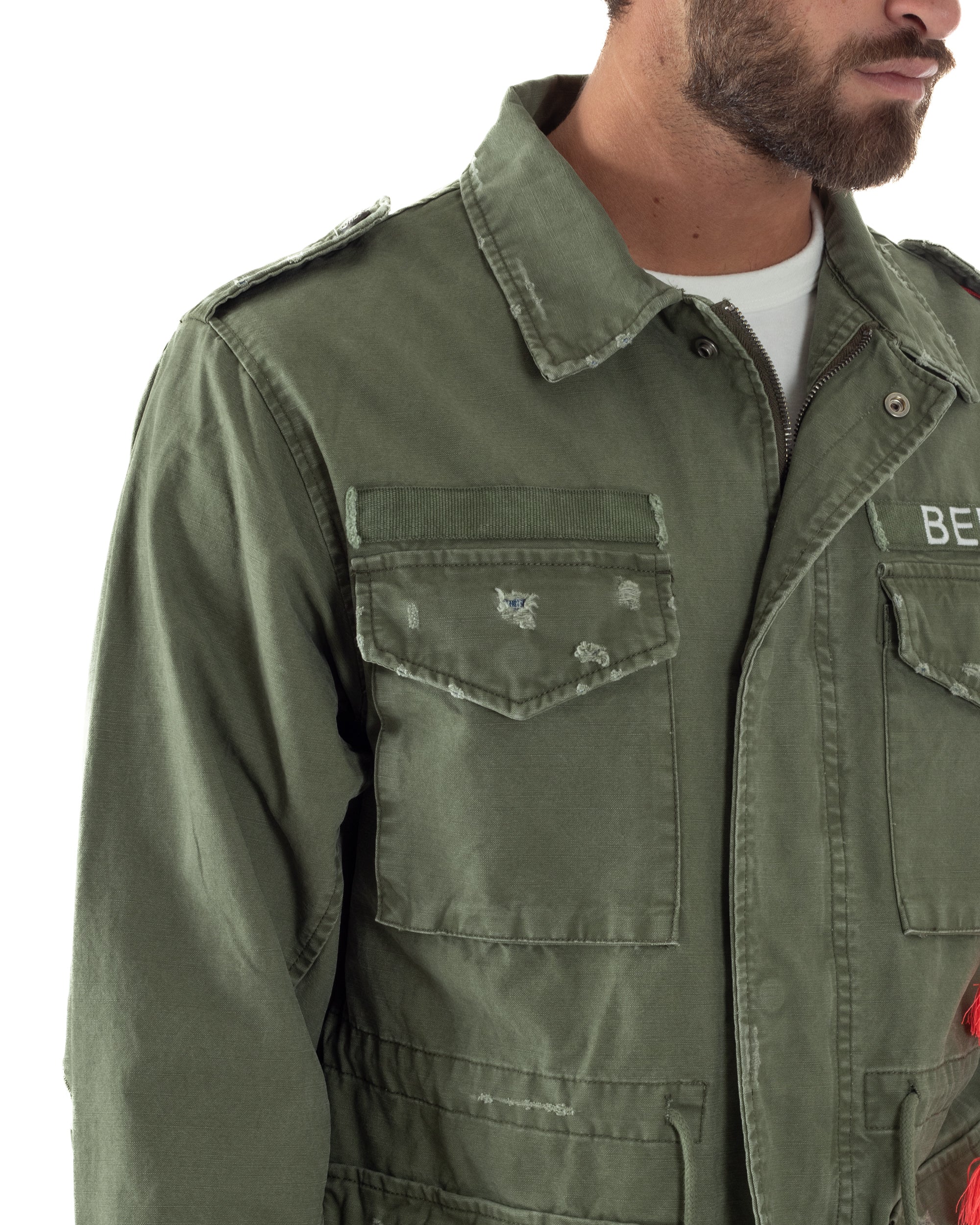 Dettaglio abrasioni e finiture irregolari field jacket verde militare destroy