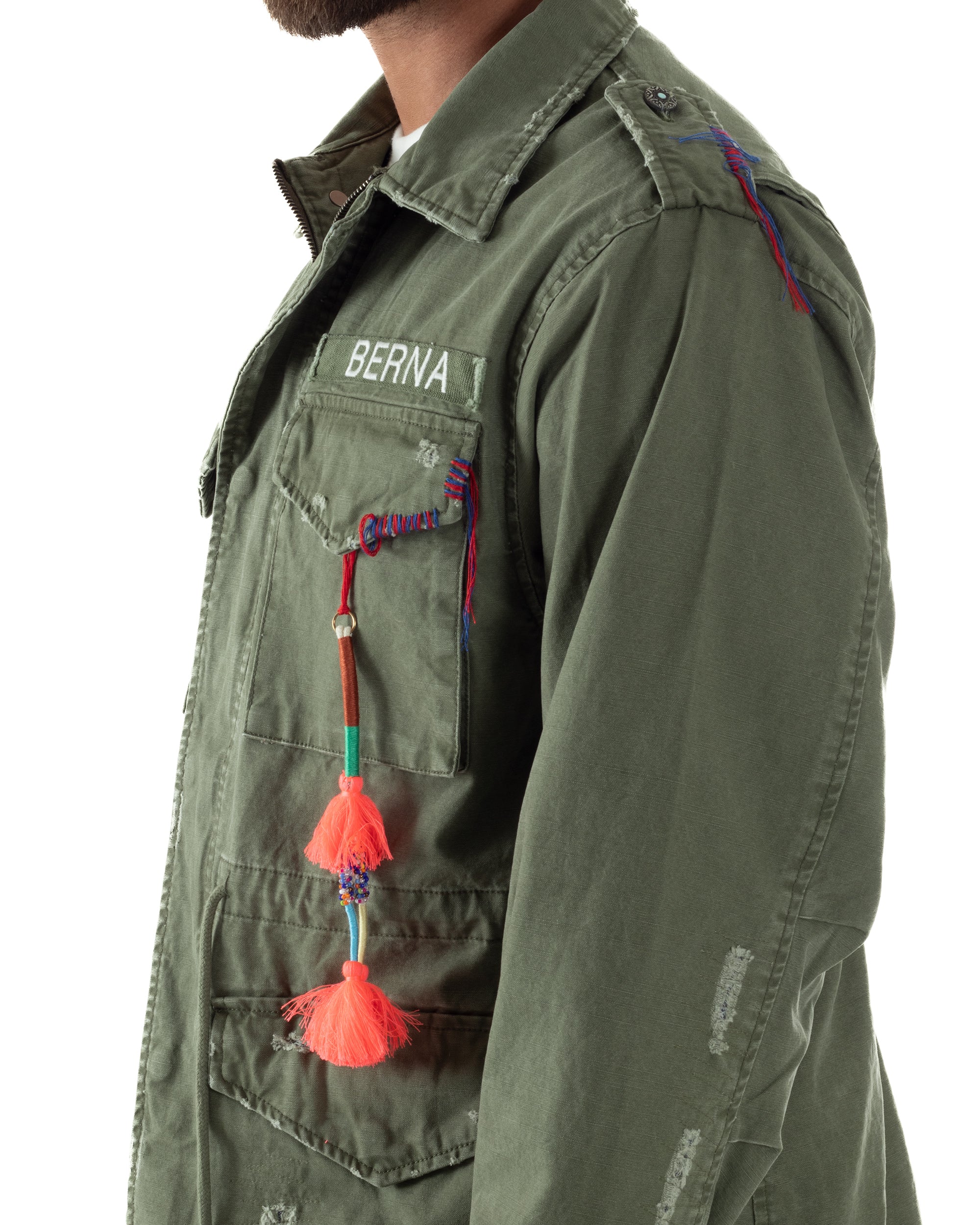 Dettaglio coulisse regolabile in vita overshirt verde militare destroy uomo
