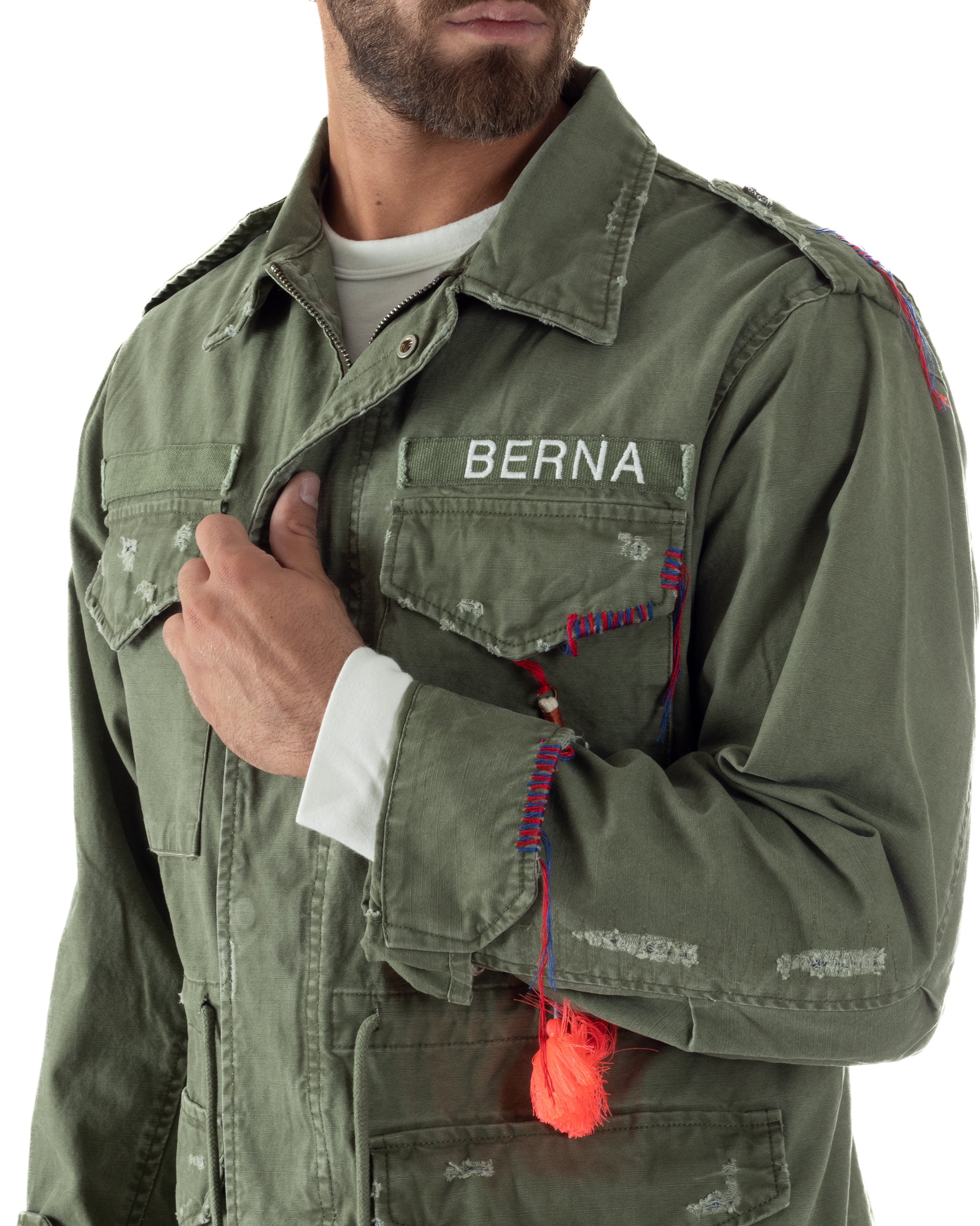 Dettaglio ricami etnici e nappine arancioni overshirt verde militare Berna