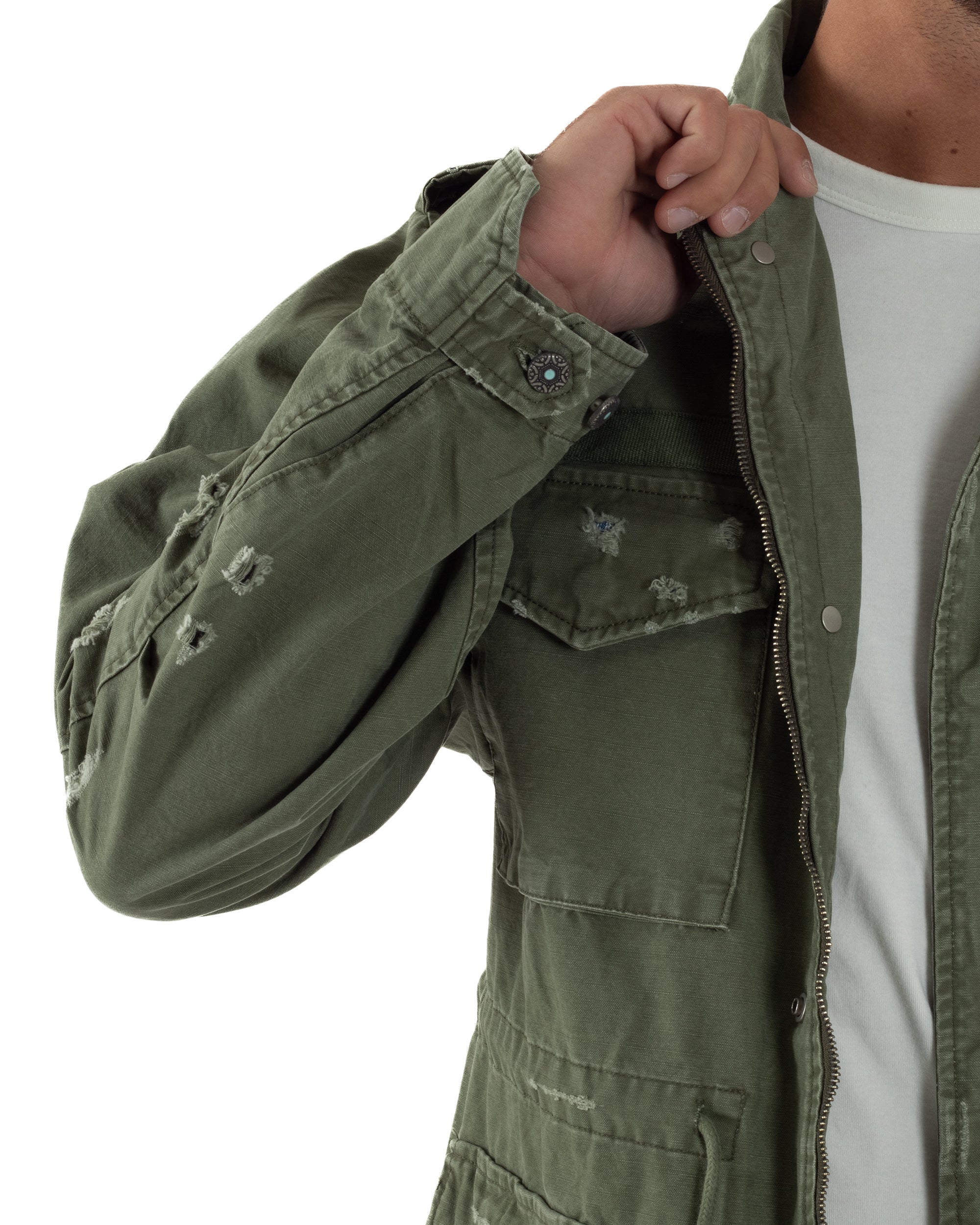 Dettaglio effetto slavato e texture cotone field jacket verde militare uomo
