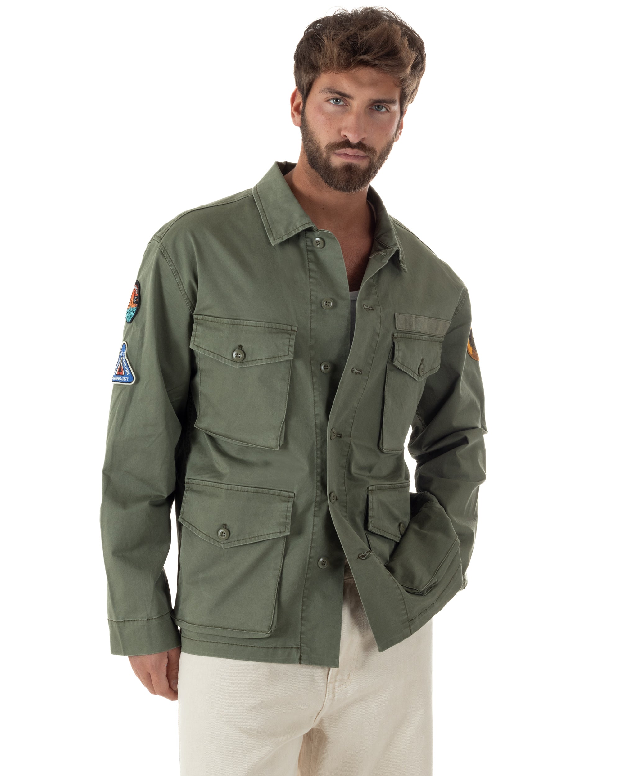 Vista frontale giacca verde militare field jacket 4 tasche patta bottoni uomo